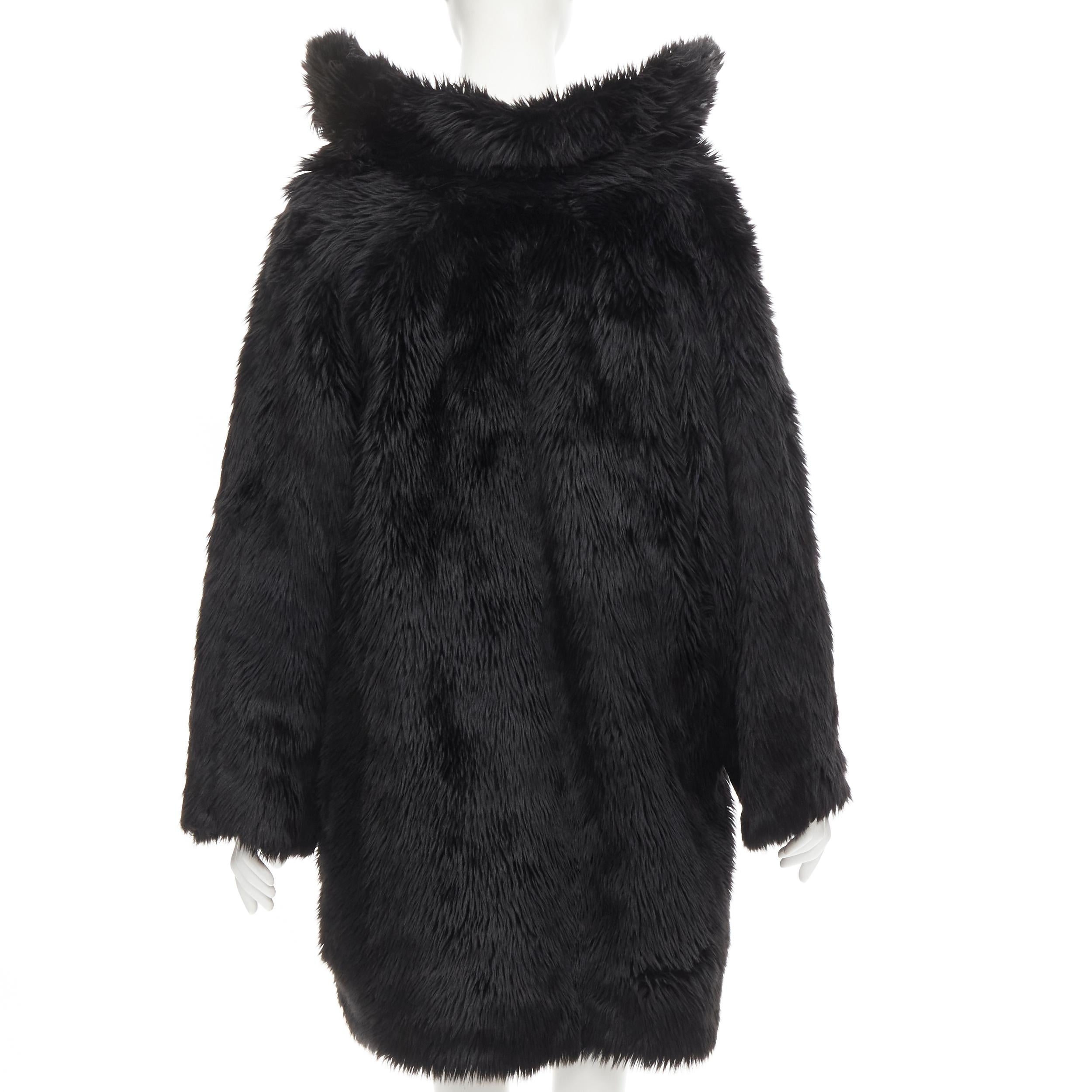 BALENCIAGA Demna - Manteau de défilé à épaules dénudées en fausse fourrure noire FR34 XS Pour femmes en vente