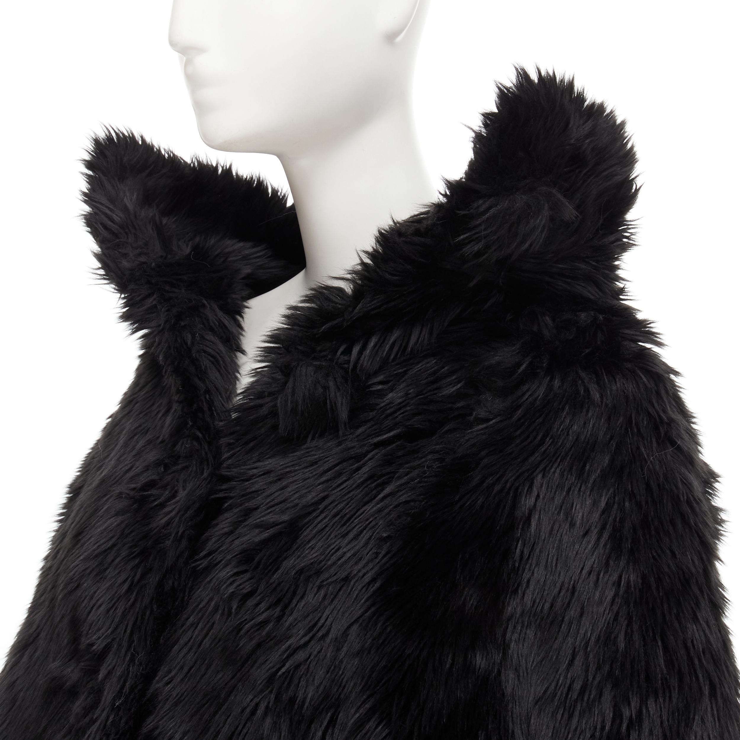 BALENCIAGA Demna - Manteau de défilé à épaules dénudées en fausse fourrure noire FR34 XS en vente 2