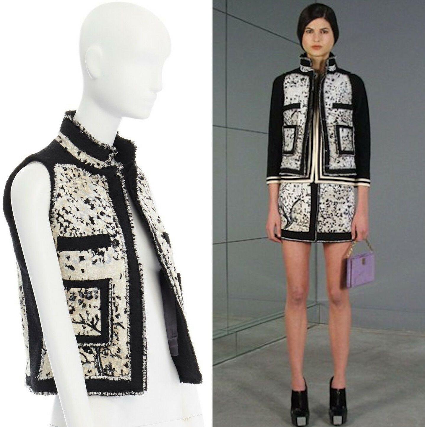 runway BALENCIAGA GHESQUIERE 2008 black white wool jacquard raw edge vest IT38 S

BALENCIAGA by NICOLAS GHESQUIERE

FROM THE PRE-FALL 2008 COLLECTION
BLACK AND MULTICOLOR . ABSTRACT PRINT . TREE BRANCH PRINT ON BACK PANEL . 
FRINGE TRIM . DUAL SLIT