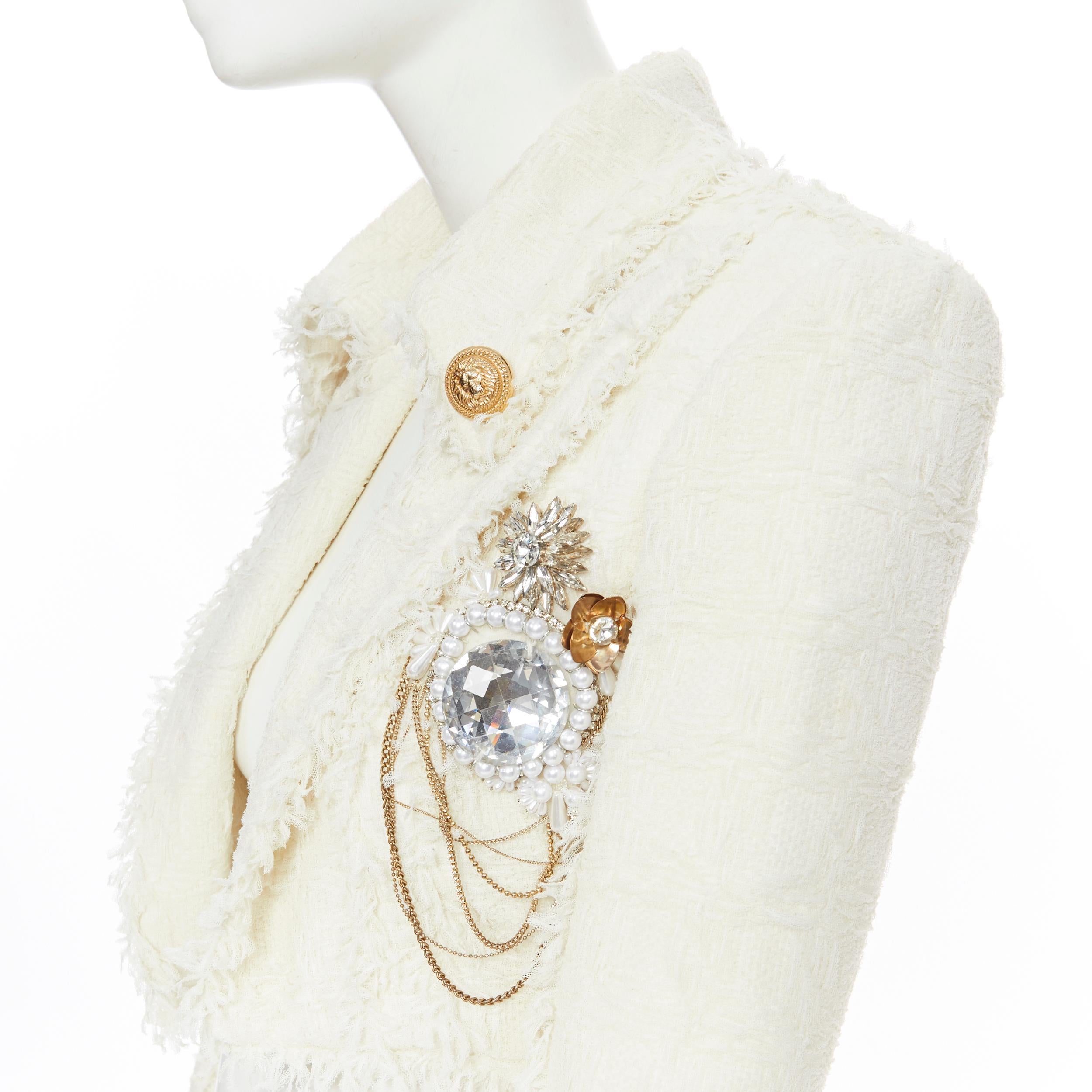 runway BALMAIN ivory white tweed crystal pearl brooch cropped blazer jacket FR34
Brand: Balmain
Designer: Olivier Rousteing
Model Name / Style: Tweed jacket
Material: Polyamide
Color: White
Pattern: Solid
Extra Detail: BALMAIN style code: