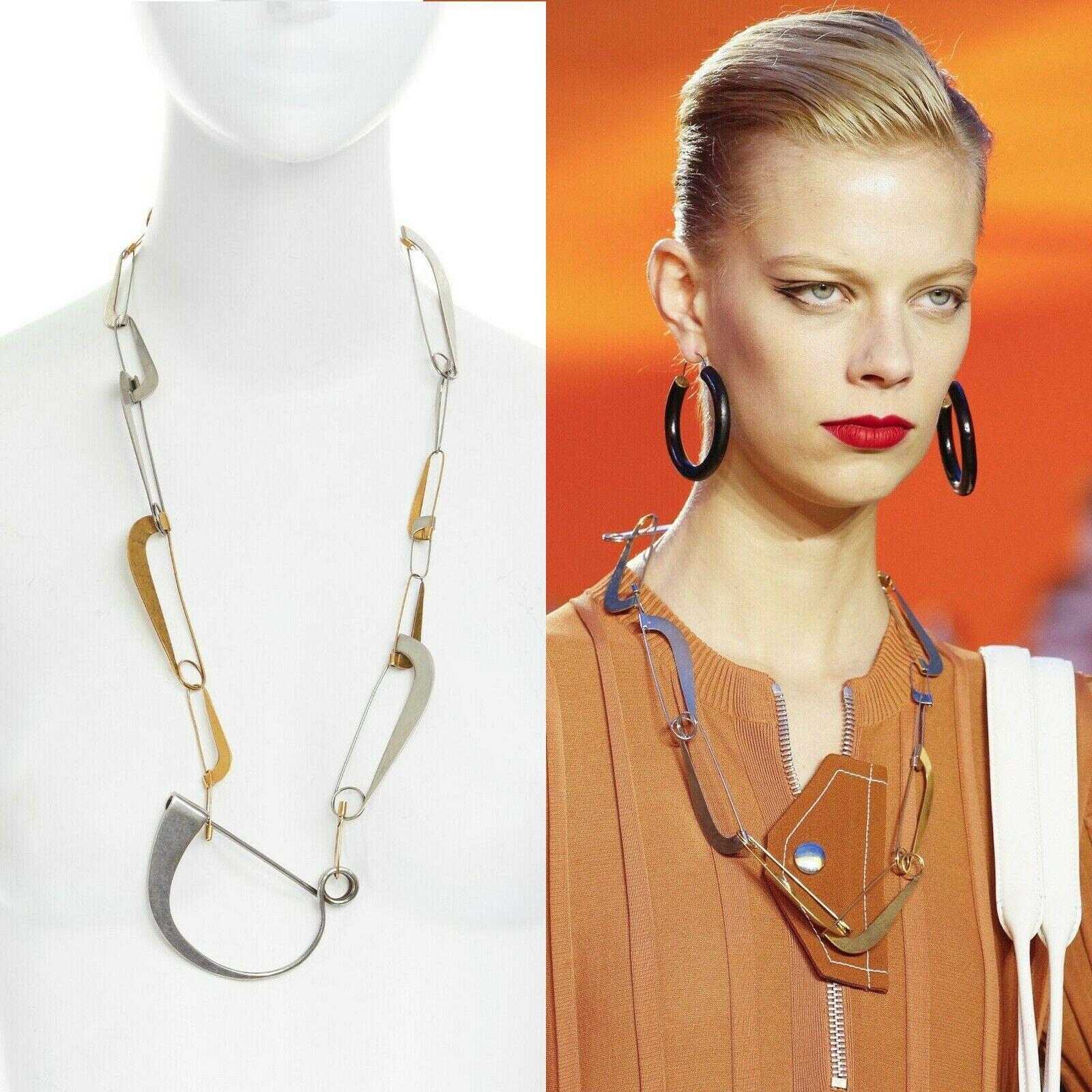 runway CELINE PHOEBE PHILO SS16 gold silver metal hardware linked necklace

CELINE BY PHOEBE PHILO
FROM THE SPRING SUMMER 2016 RUNWAY
Gold and silver-tone metal. Unpolished surface. Architectural safety pin design. Statement