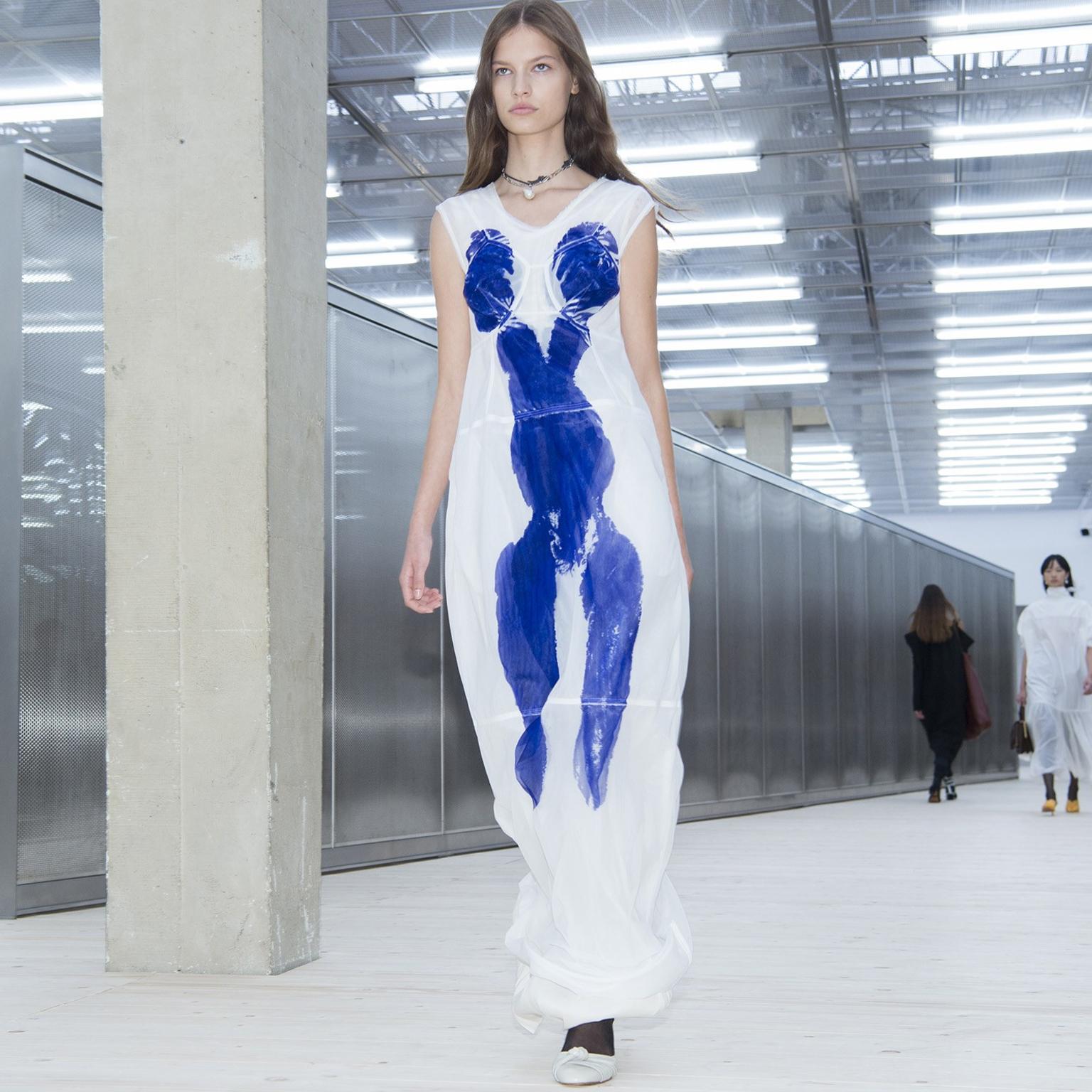CELINE BY PHOEBE PHILO
YVES KLEIN COLLABORATION FROM SPRING SUMMER 2017 COLLECTION
Ramie, viscose. White base with iconic Yves Klein blue body printed at front. Scoop neckline. Sleeveless. Frayed edges along seams. 3D cone cut at bust. Bodycon
