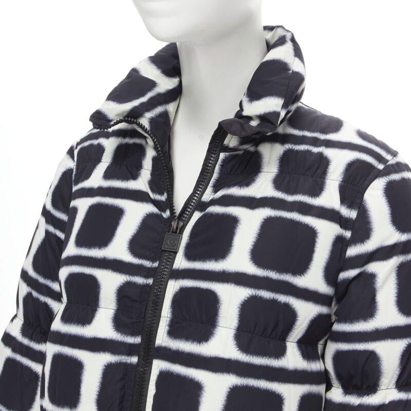 Runway CHANEL 07A black white tie dye nylon down padded puffer jacket FR34 XS
Reference: MELK/A00008
Brand: Chanel
Designer: Karl Lagerfeld
Collection: 07A - Runway
Material: Nylon
Color: Black, White
Pattern: Tie Dye
Closure: Zip
Lining: 