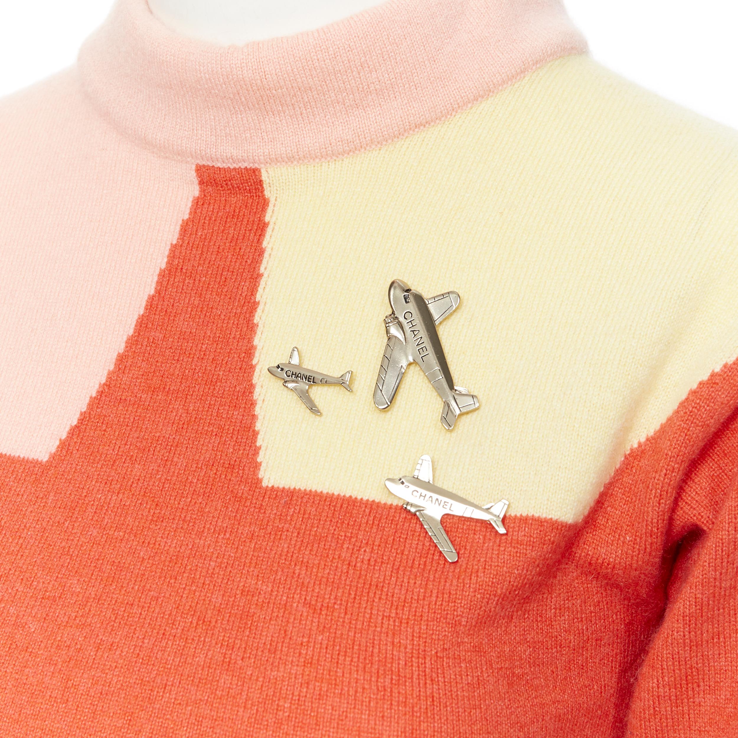 runway CHANEL 08C 100% cashmere orange colorblocked gold airplane sweater FR36
Brand: Chanel
Designer: Karl Lagerfeld
Collection: 08C
Model Name / Style: Cashmere sweater
Material: Cashmere
Color: Orange
Pattern: Geometric
Extra Detail: Gold-tone