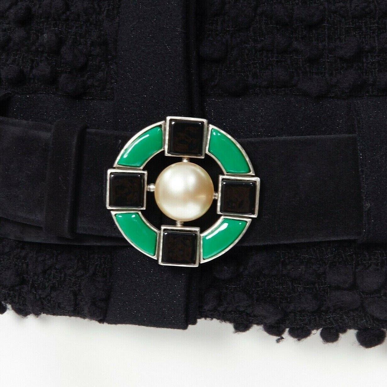 runway CHANEL 09A black boucle tweed wrap collar jade leather belt jacket FR42 
Reference: ZING/A00076 
Brand: Chanel 
Designer: Karl Lagerfeld 
Collection: Fall Winter 2009 Runway 
Material: Tweed 
Color: Black 
Pattern: Solid 
Closure: Button