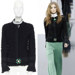 Veste de défilé CHANEL 09A en tweed bouclé noir avec col enveloppant et ceinture en cuir et jade FR42