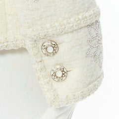 runway CHANEL 15A Salzburg ecru tweed crystal pearl opal deutzia jacket FR42