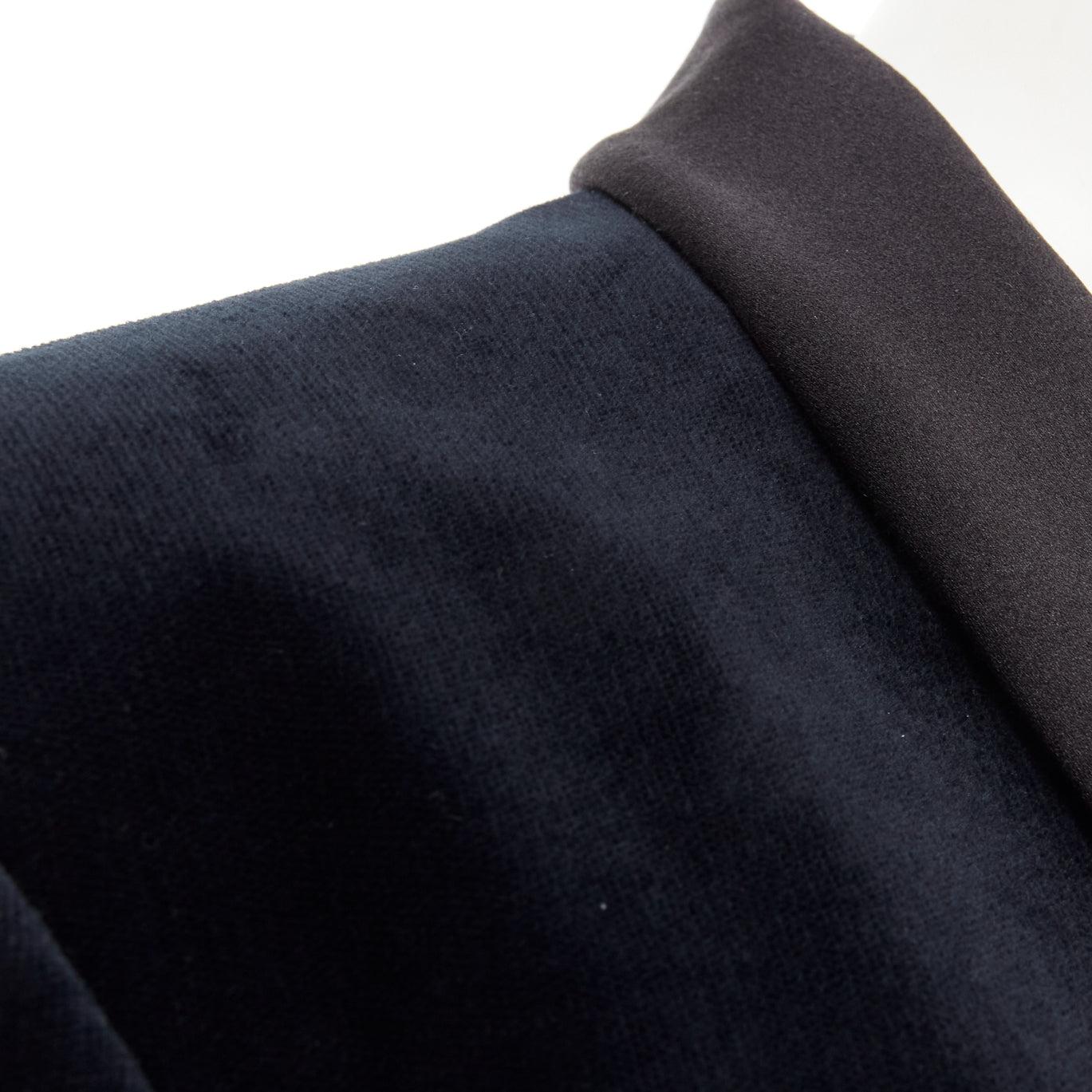 Runway CHANEL 18A Paris Hamburg Metier D'art navy velvet tuxedo blazer FR46 For Sale 5