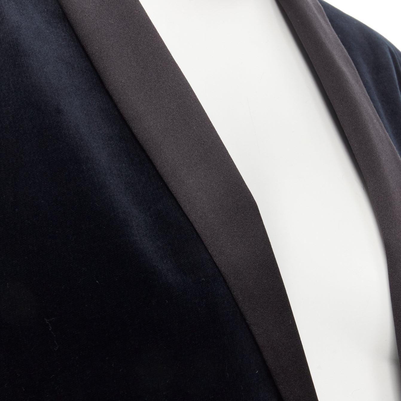 Runway CHANEL 18A Paris Hamburg Metier D'art navy velvet tuxedo blazer FR46 For Sale 7