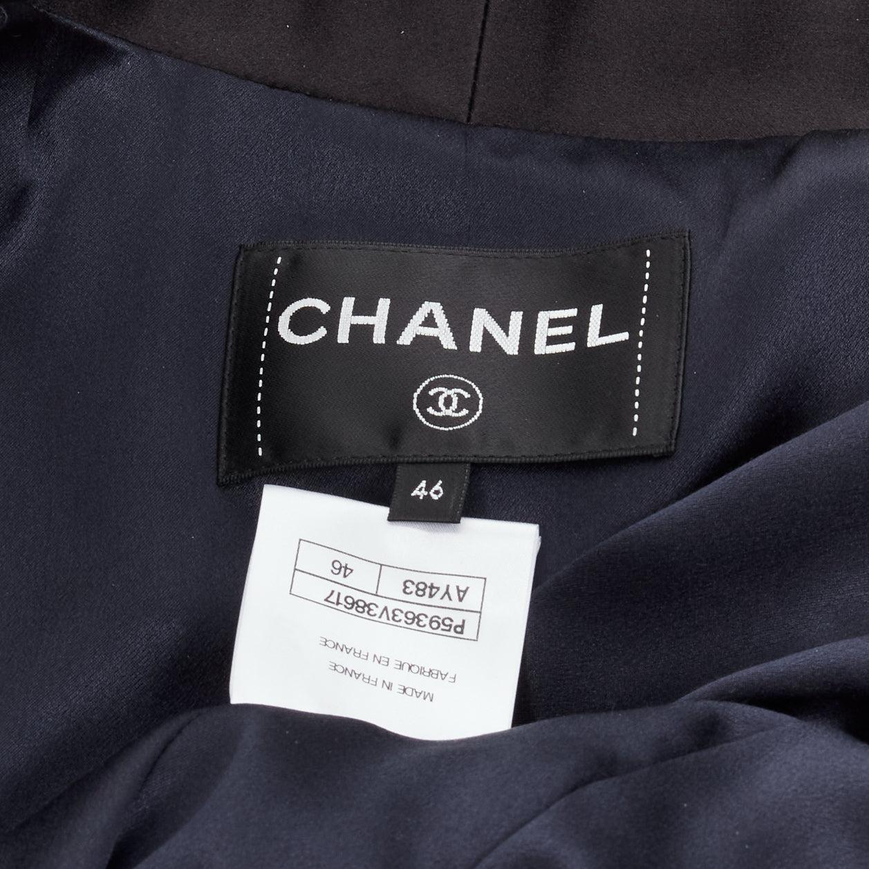 Runway CHANEL 18A Paris Hamburg Metier D'art navy velvet tuxedo blazer FR46 For Sale 10