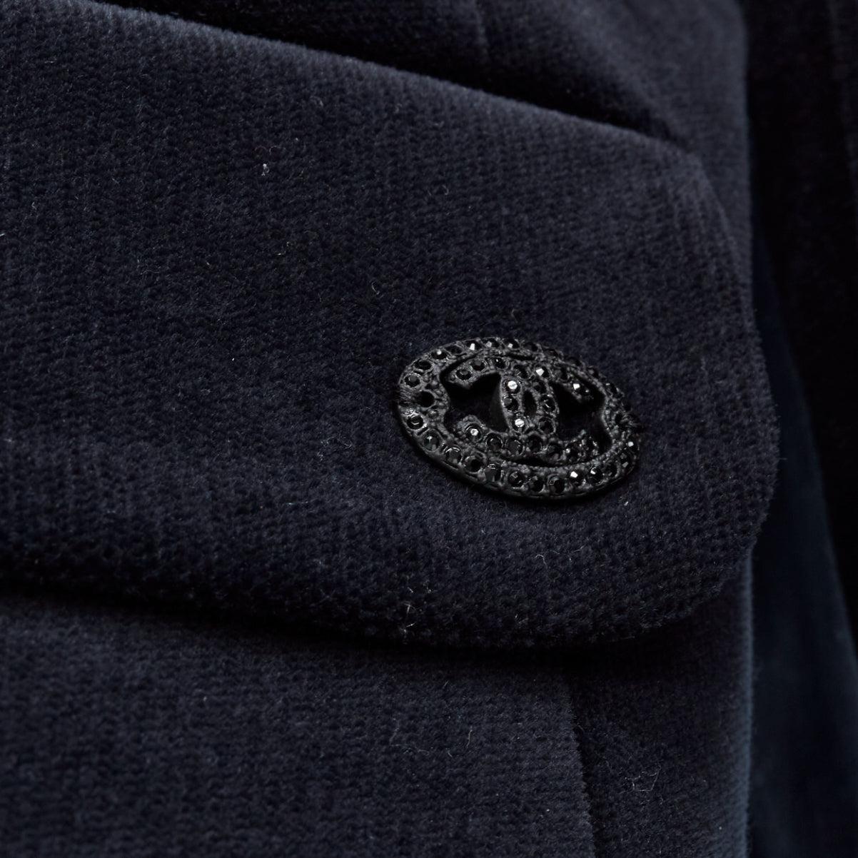 Runway CHANEL 18A Paris Hamburg Metier D'art navy velvet tuxedo blazer FR46
Reference: BMPA/A00157
Brand: Chanel
Designer: Karl Lagerfeld
Collection: 18A Paris Hamburg - Runway
Material: Velvet
Color: Navy, Black
Pattern: Solid
Closure: