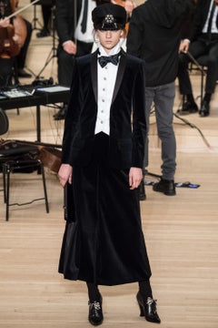 Runway CHANEL 18A Paris Hamburg Metier D'art navy velvet tuxedo blazer FR46