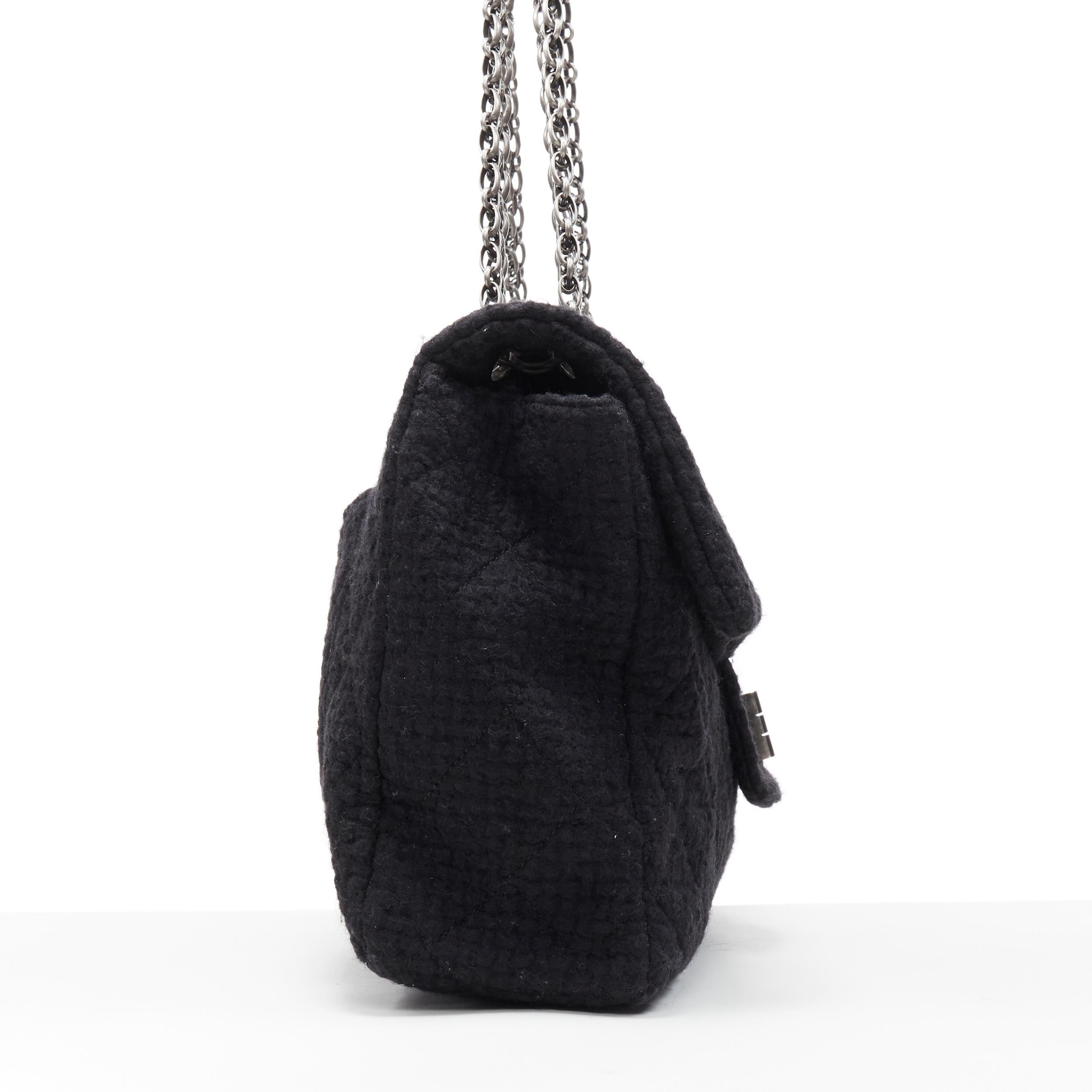 pasarela CHANEL 2.55 Reissue XXL maxi bolso acolchado de tweed negro con solapa de cadena plateada en Excelente Estado en Hong Kong, NT