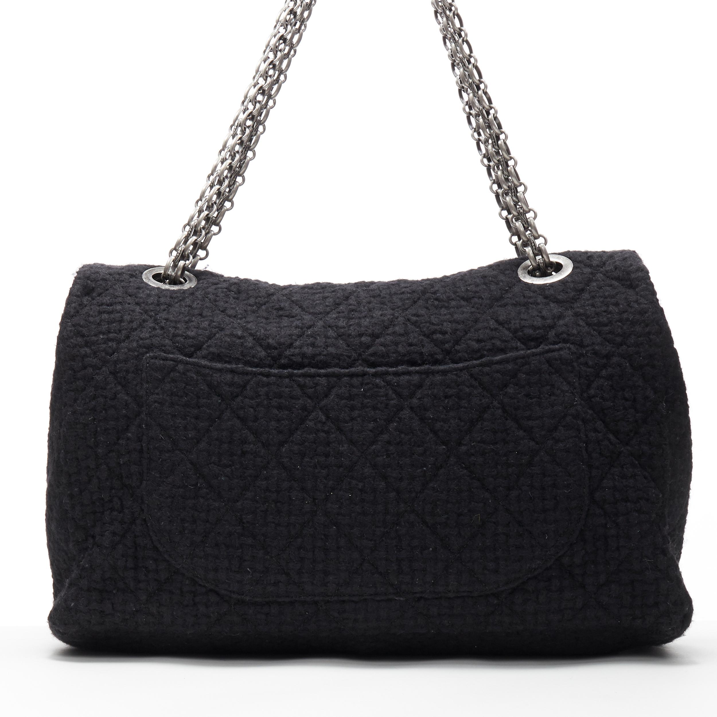 De las mujeres pasarela CHANEL 2.55 Reissue XXL maxi bolso acolchado de tweed negro con solapa de cadena plateada