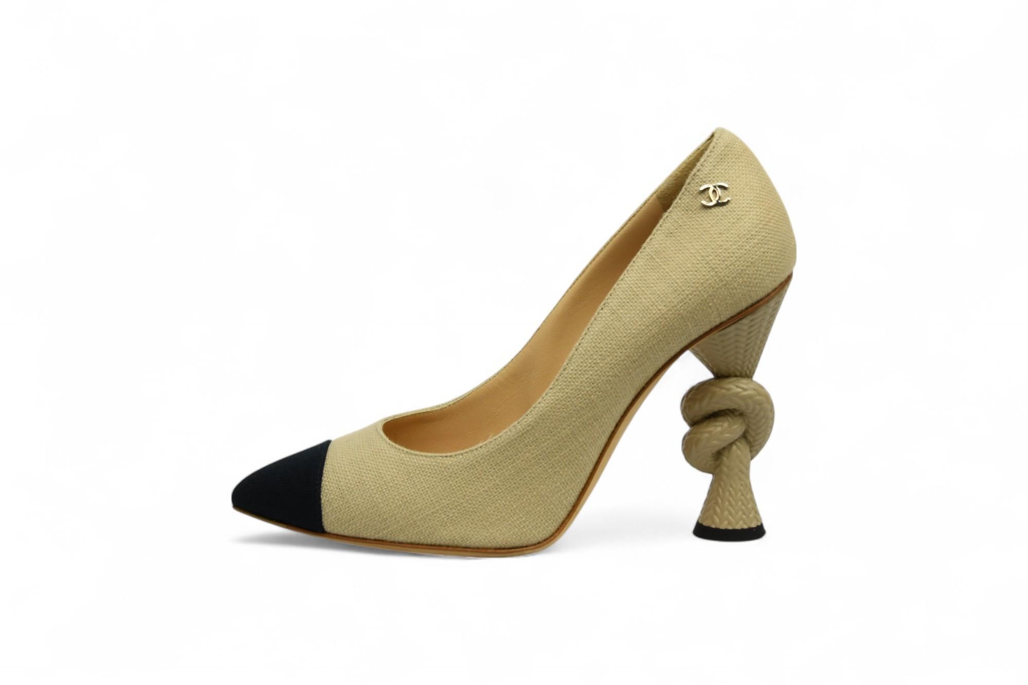 Faites preuve de sophistication avec ces rares escarpins de défilé Chanel, qui allient élégance intemporelle et détails sculpturaux. Confectionnée en Italie en lin beige et dotée de bouts de pied en toile noire contrastante, elle présente une