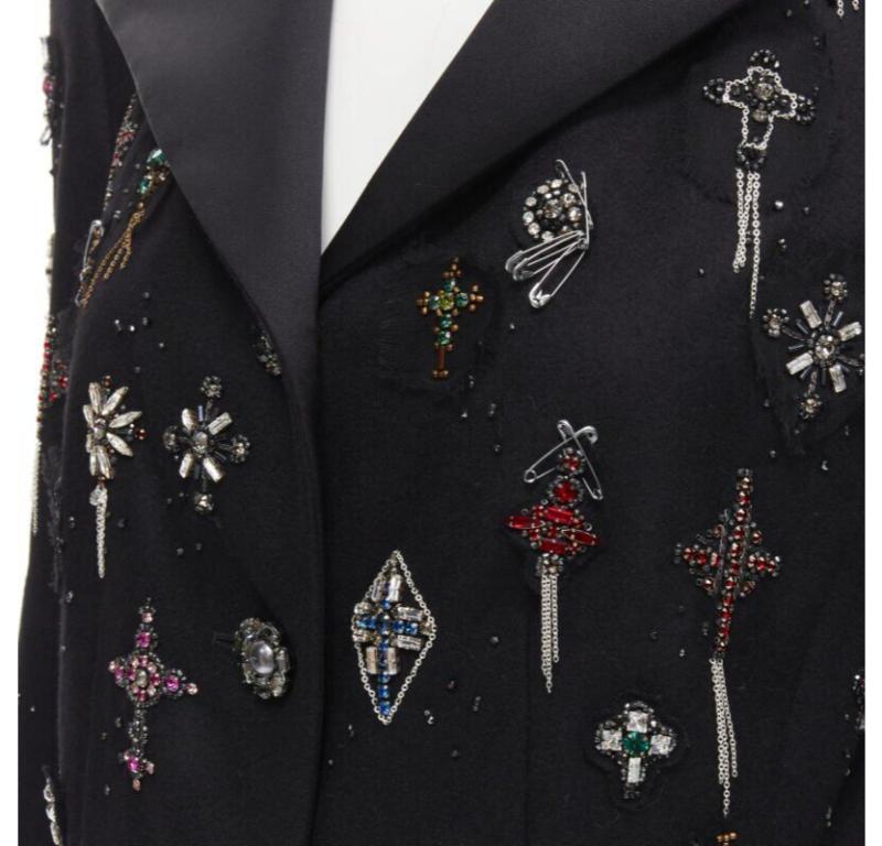 Runway Chanel Paris London Metier D'art Lesage Cappotto Punk in cashmere FR40
Riferimento: BMPA/A00153
Marchio: Chanel
Designer: Karl Lagerfeld
Collection'S: 08A - Pista
Materiale: Lana, Cachemire
Colore: nero
Modello: Tinta unita
Chiusura: