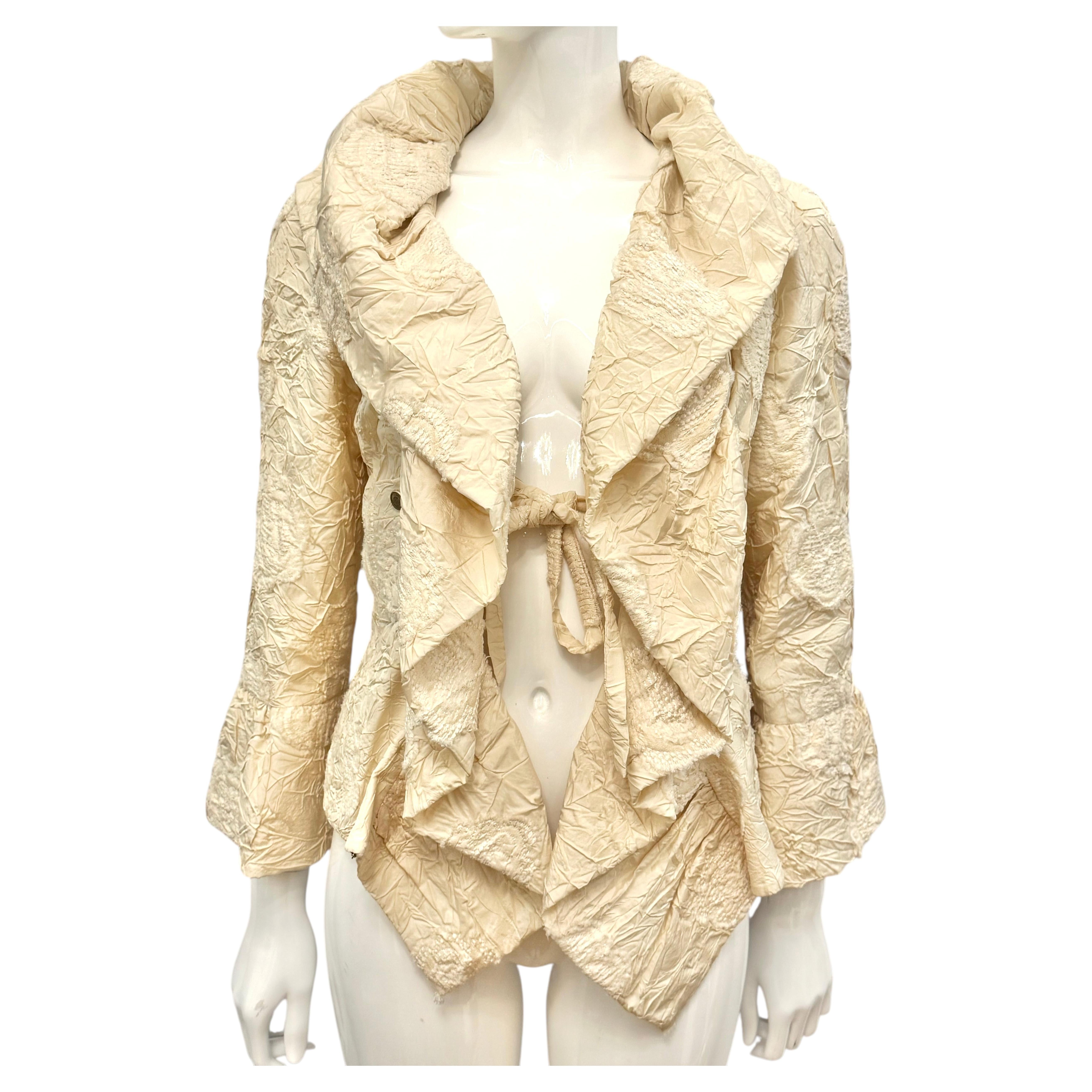 Chanel Frühjahrskollektion 2006: Jacke aus elfenbeinfarbener, gekräuselter Seide und Bouclé von Karl Lagerfeld