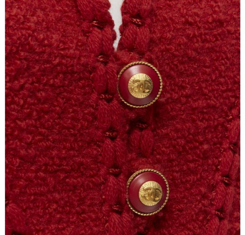 Laufsteg CHANEL Vintage 93A Rotes Korsett aus Boucle-Tweed  Jacke FR44
Referenz: BMPA/A00156
Marke: Chanel
Designer: Karl Lagerfeld
Collection: 93A - Landebahn
MATERIAL: Wolle, Nylon
Farbe: Rot
Muster: Solide
Verschluss: Knopf
Auskleidung: 