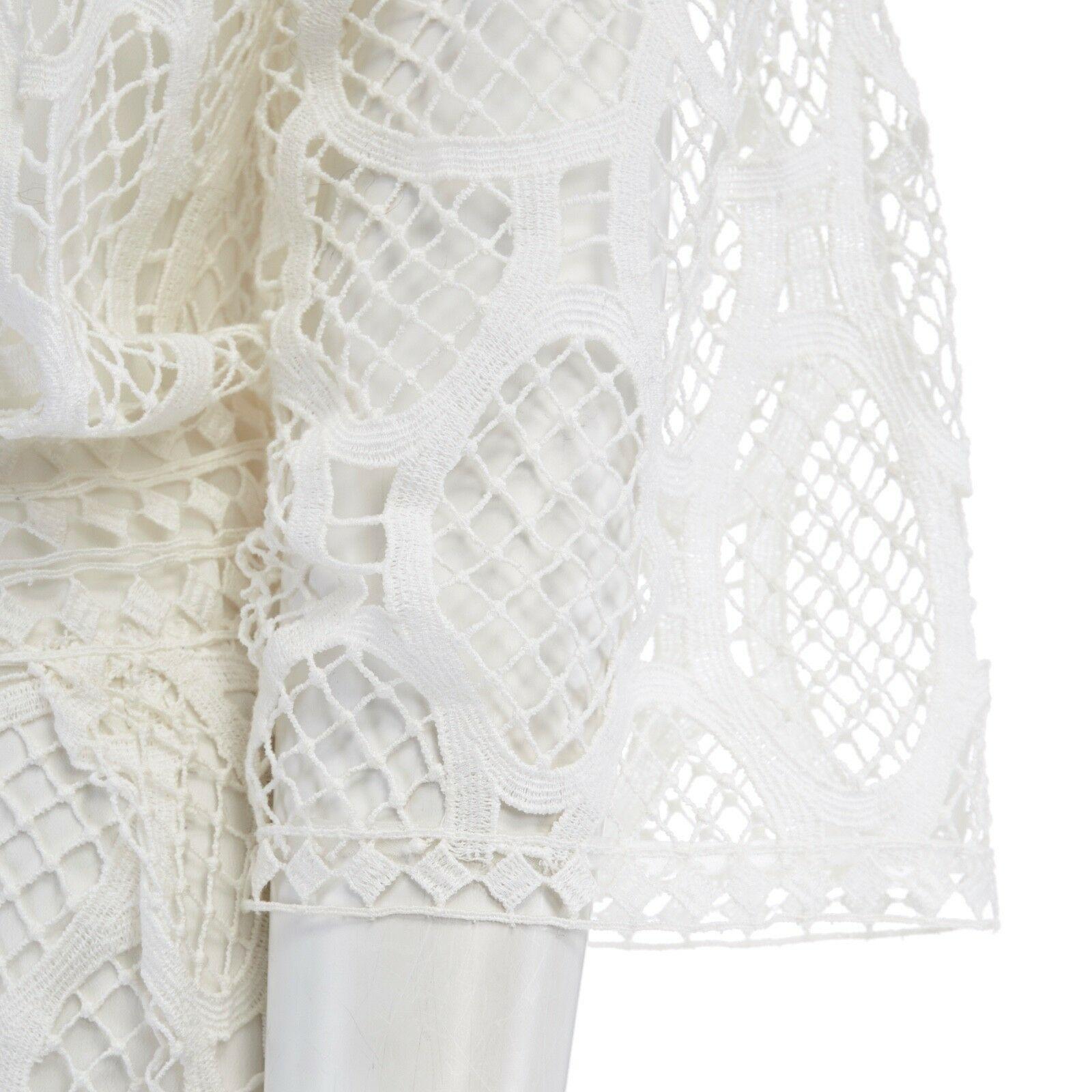 CHLOE 2016 bianco, ricamo boho anglais a strati, vestito con maniche a 3/4 S.
DAL LOOKBOOK RESOT 2016
Designer: Chloe
Materiale: Cotone, seta, acetato. 
Colore: bianco sporco 
Dettagli extra: Abito bohémien con ricamo anglais. Scollo rotondo. Manica