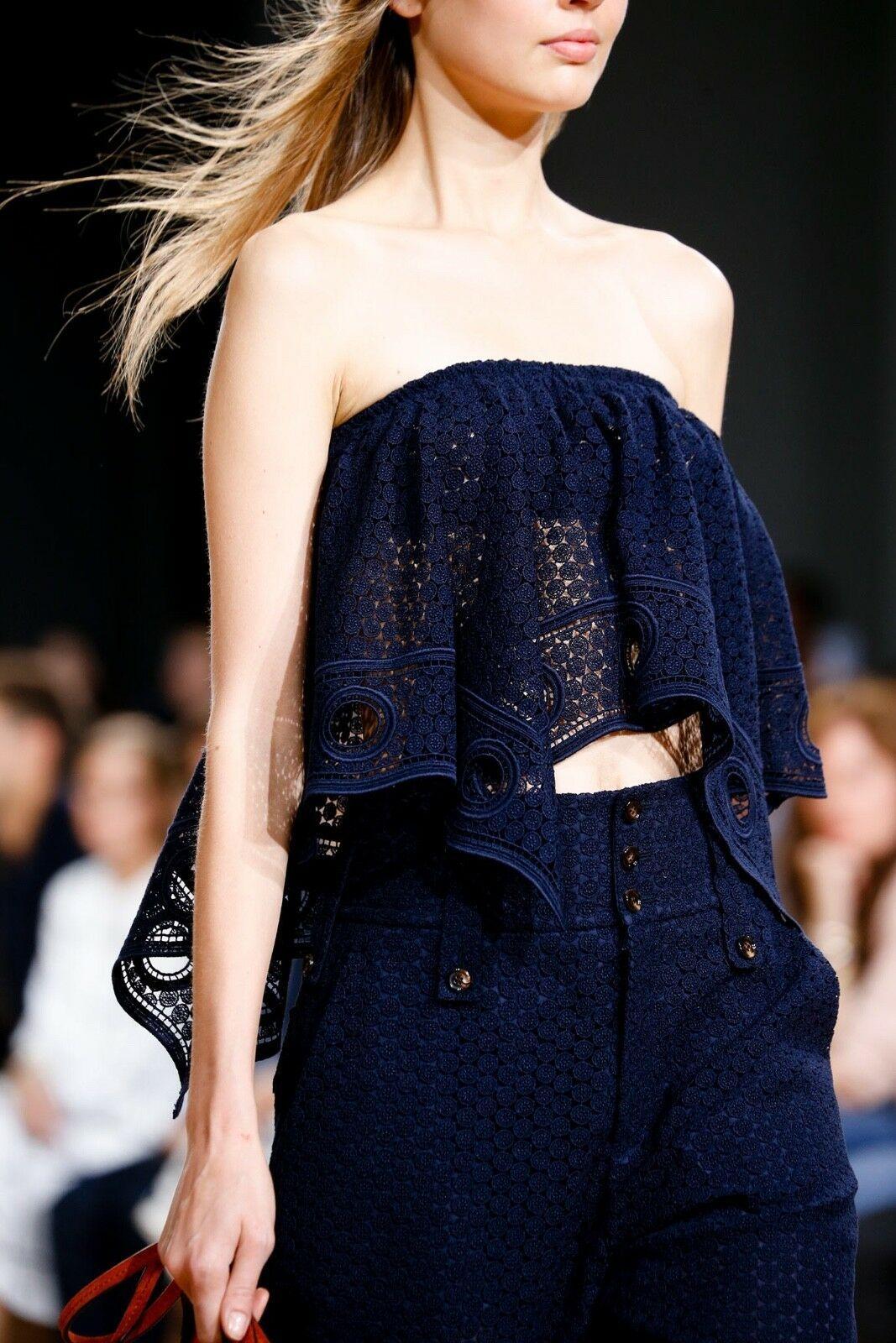 runway CHLOE blue embroidery anglais handkerchief elasticated strapless top S
CHLOE
Cotton, polyester. Navy blue. 
Elasticated stretch bust. Concealed zip closure on bust lining. 
Embroidery anglais fabric. Draped handkerchief hem. 
Cropped top.