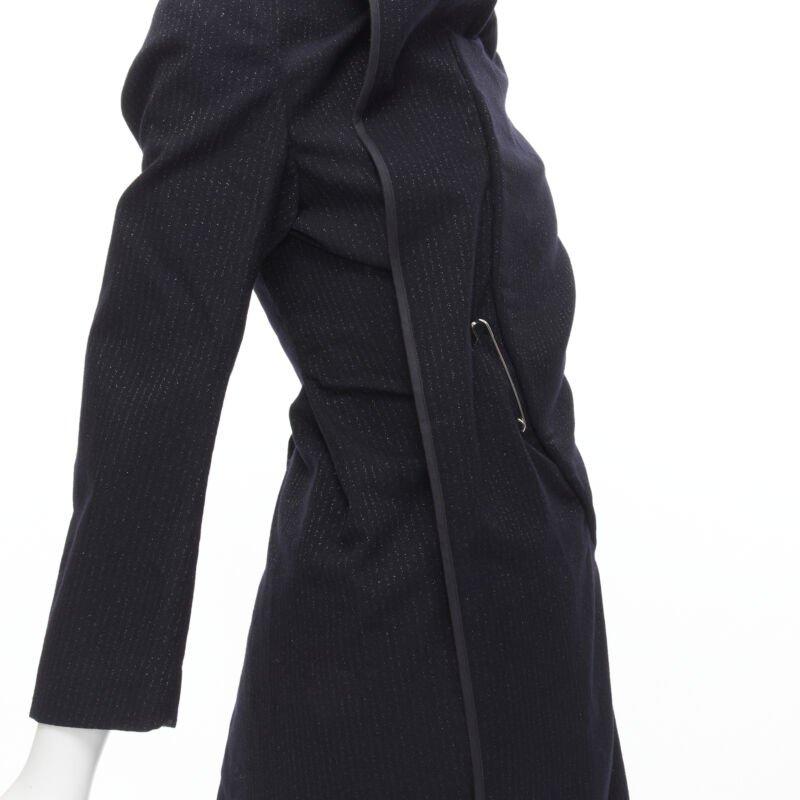 Pasarela COMME DES GARCONS 1999 Vintage negro plata raya diplomática abrigo de lana S
Referencia: CRTI/A00503
Marca: Comme Des Garcons
Diseñadora: Rei Kawakubo
Colección: 1999 - Pasarela
Material: Lana, mezcla
Color: Negro, Plata
Patrón: A
