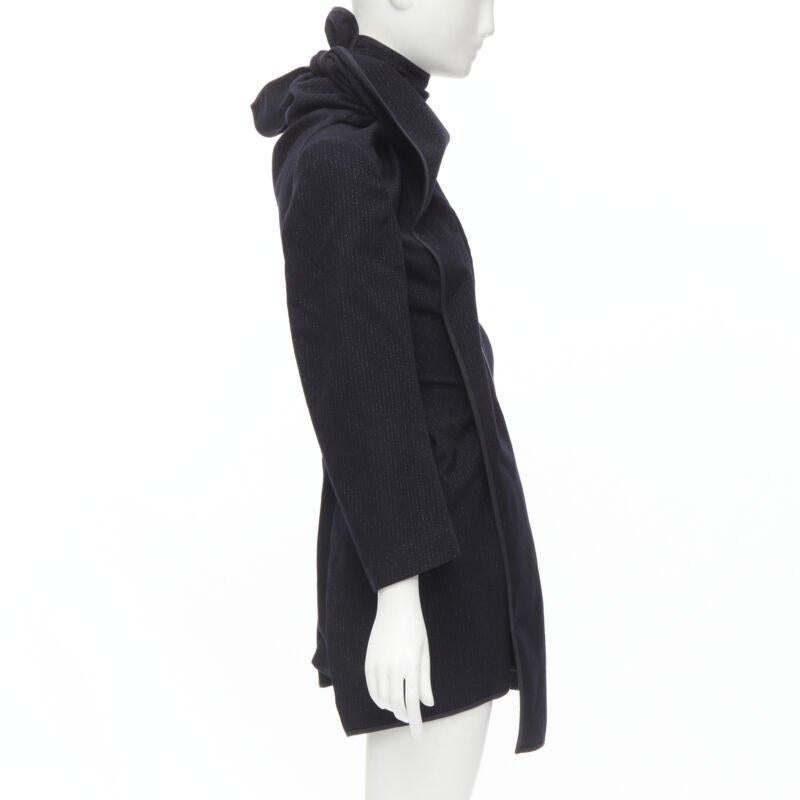 Pasarela COMME DES GARCONS 1999 Vintage negro plata raya diplomática abrigo de lana S en Excelente estado para la venta en Hong Kong, NT
