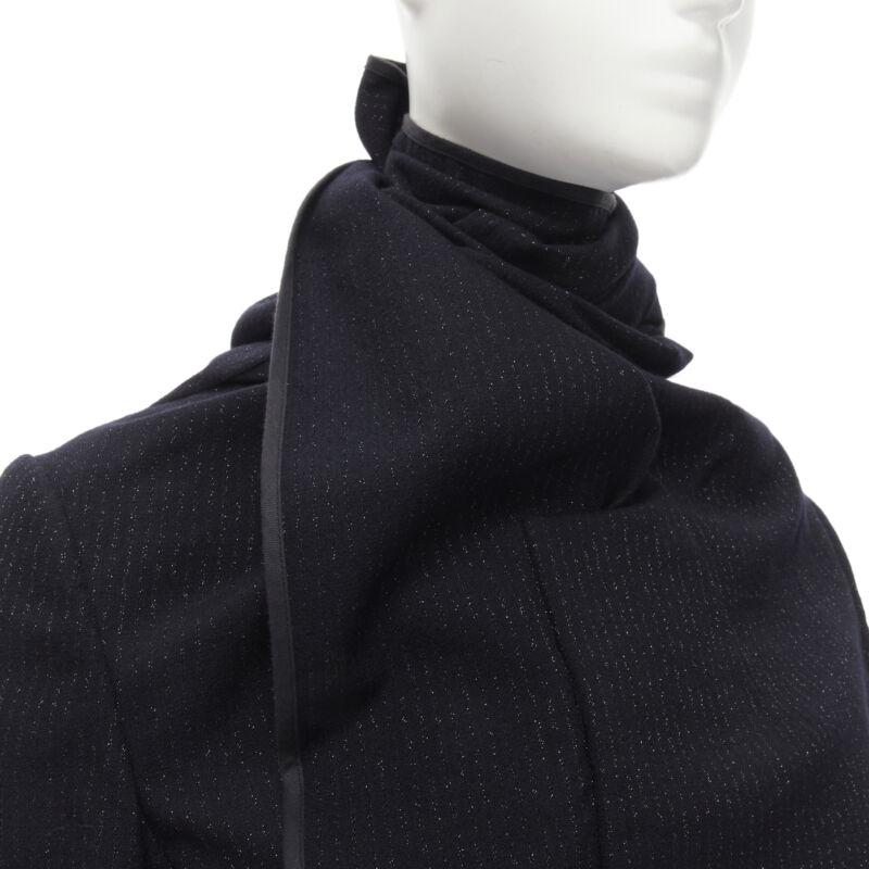 Pasarela COMME DES GARCONS 1999 Vintage negro plata raya diplomática abrigo de lana S en venta 2