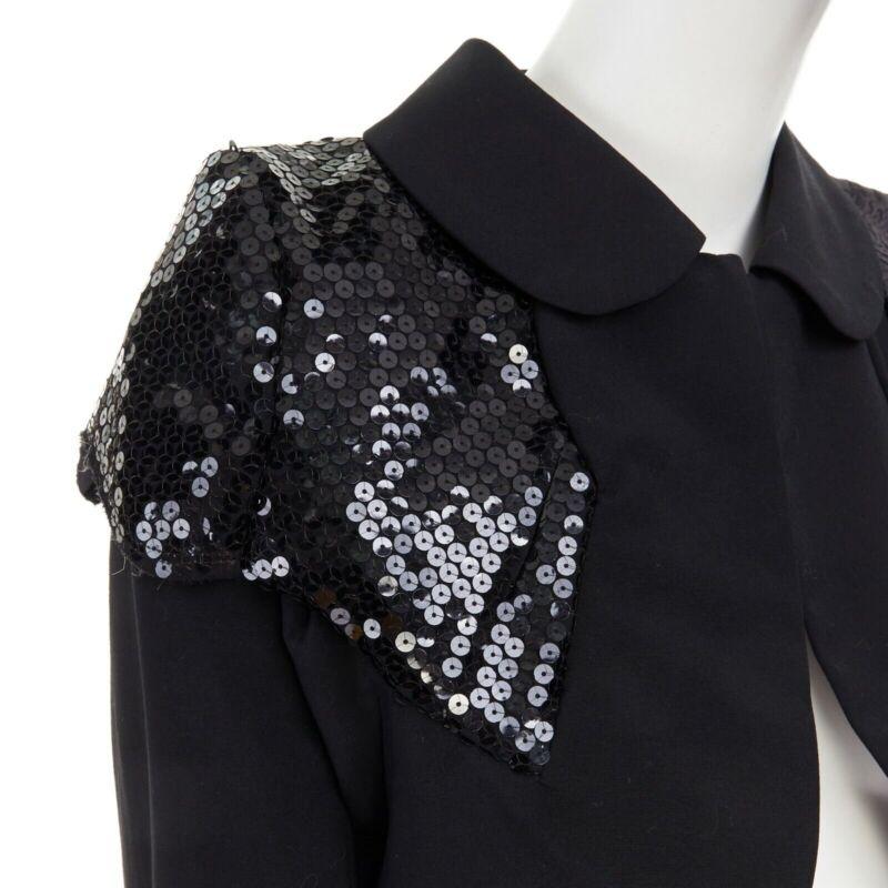 passerella COMME DES GARCONS 2010 paillettes broccato blazer biker pantaloncini cintura set S
Riferimento: CRTI/A00046
Marchio: Comme Des Garcons
Designer: Rei Kawakubo
Collezione: Primavera Estate 2010 - Passerella
Materiale: Acetato
Colore: