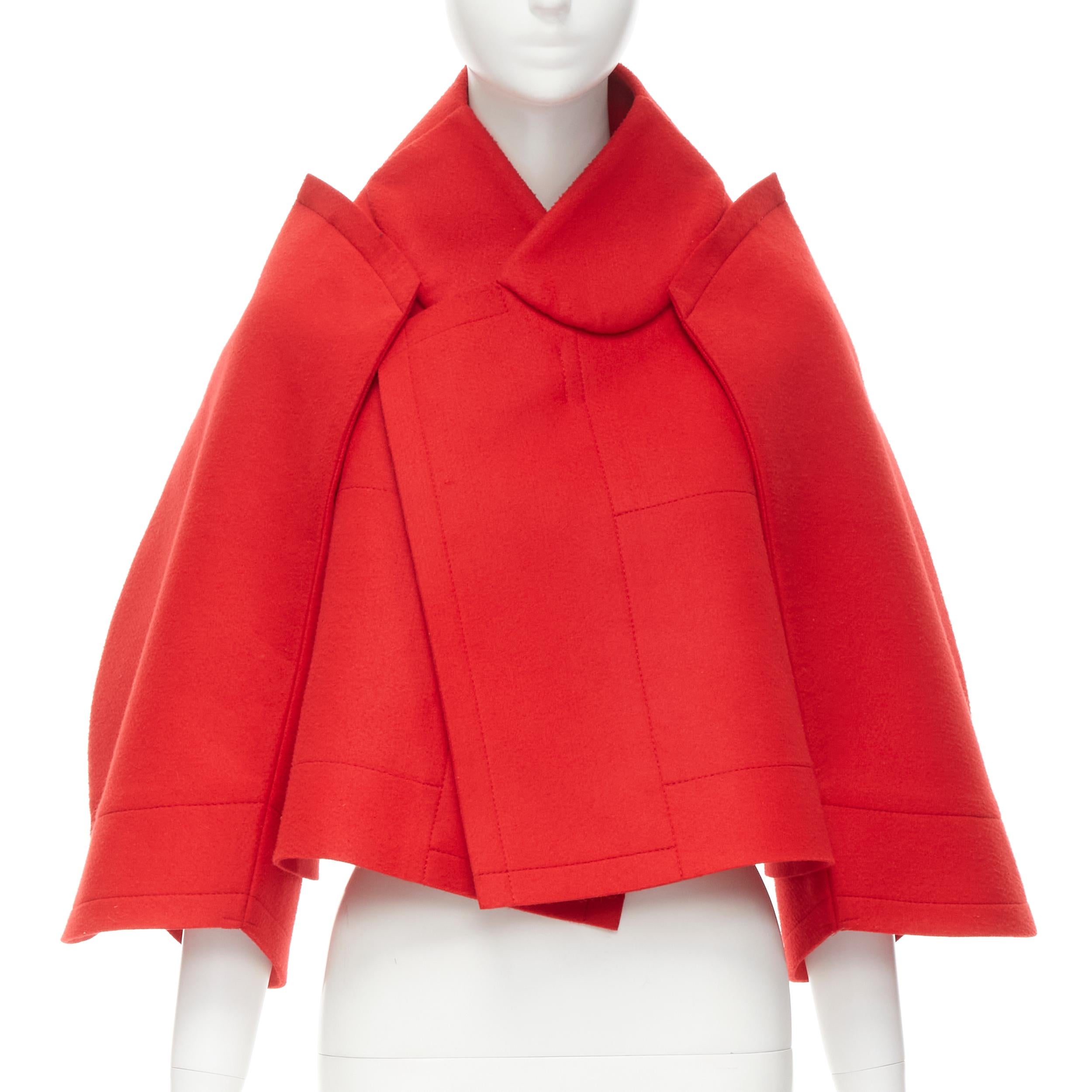 runway COMME DES GARCONS 2012 Flat Packed Doll red wool felt 2D cape jacket XS 
Reference: CRTI/A00592 
Brand: Comme Des Garcons 
Designer: Rei Kawakubo 
Collection: 2012 Runway 
Material: Wool 
Color: Red 
Pattern: Solid Closure: Tie 
Extra Detail: