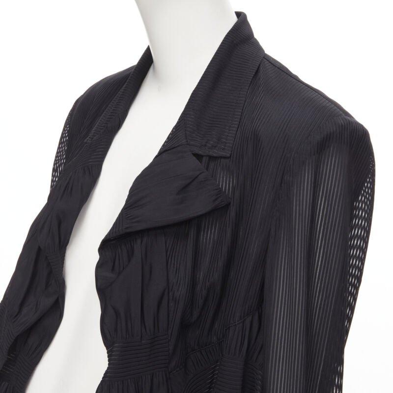 Runway COMME DES GARCONS anni '80, giacca blazer a righe nere con volant, S
Riferimento: CRTI/A00416
Marchio: Comme Des Garcons
Designer: Rei Kawakubo
Collezione: Anni '90 - Passerella
Materiale: Poliestere
Colore: nero
Modello: Tinta unita
Dettagli