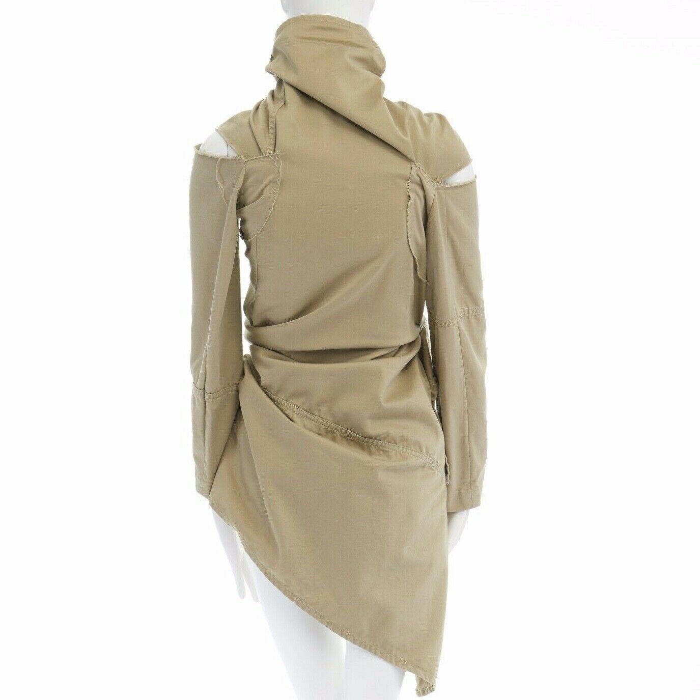 runway COMME DES GARCONS AW03 square zip up bundled deconstructed trench coat S

COMME DES GARCONS
FROM THE FALL WINTER 2003 COLLECTION
100% cotton. Beige. Deconstructed trench coat. 
ZIp up front in an angular U shape. Bundled effect. Cut out at