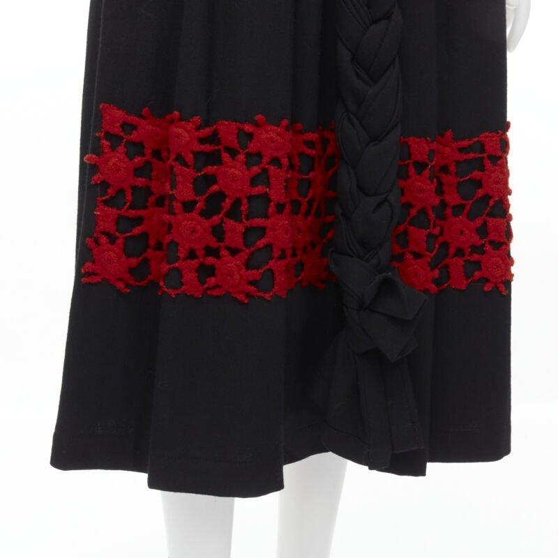 Runway COMME DES GARCONS Vintage 1988 black wool braid red embroidery skirt M
Reference: CRTI/A00559
Brand: Comme Des Garcons
Designer: Rei Kawakubo
Collection: 1988 - Runway
Material: Wool
Color: Black, Red
Pattern: Solid
Extra Details: Pleated at