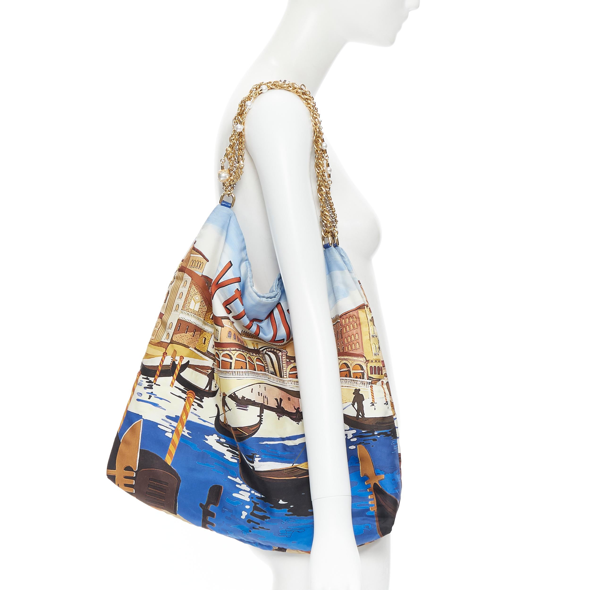 runway DOLCE GABBANA Anita Venezia print multi pearl chain shoulder tote bag Reference: TGAS/B00722 
Brand: Dolce & Gabbana 
Model: Anita Venezia 
Material: Cotton 
Color: Multicolour 
Extra Detail: Multi chain shoulder strap with pearl