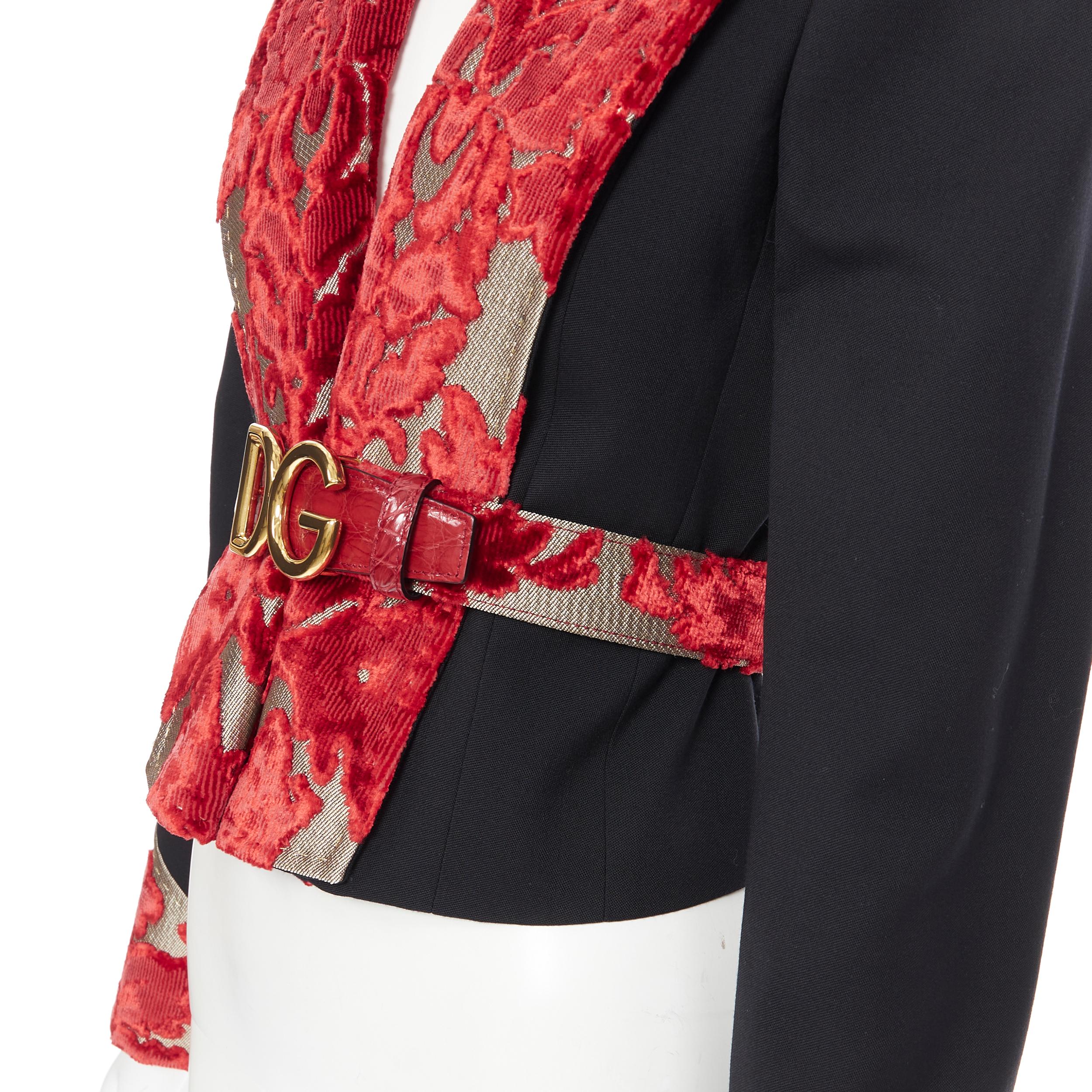 pasarela DOLCE GABBANA lana negra oro rojo terciopelo broche querubín blazer con cinturón IT40 5