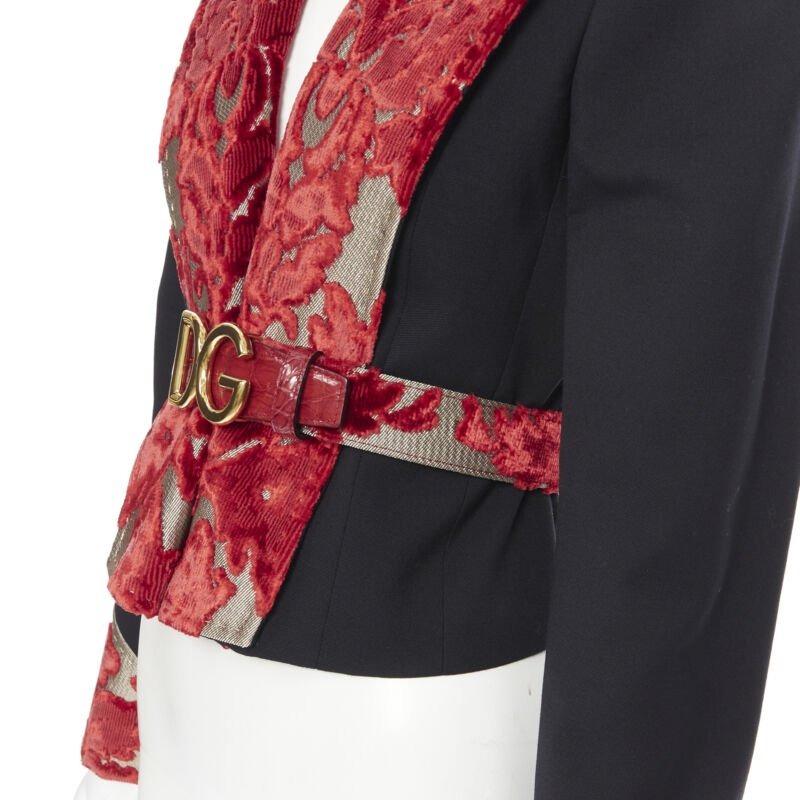 DOLCE GABBANA - Blazer à ceinture chérubin en laine noire et velours rouge doré avec broche, défilé IT40 en vente 5