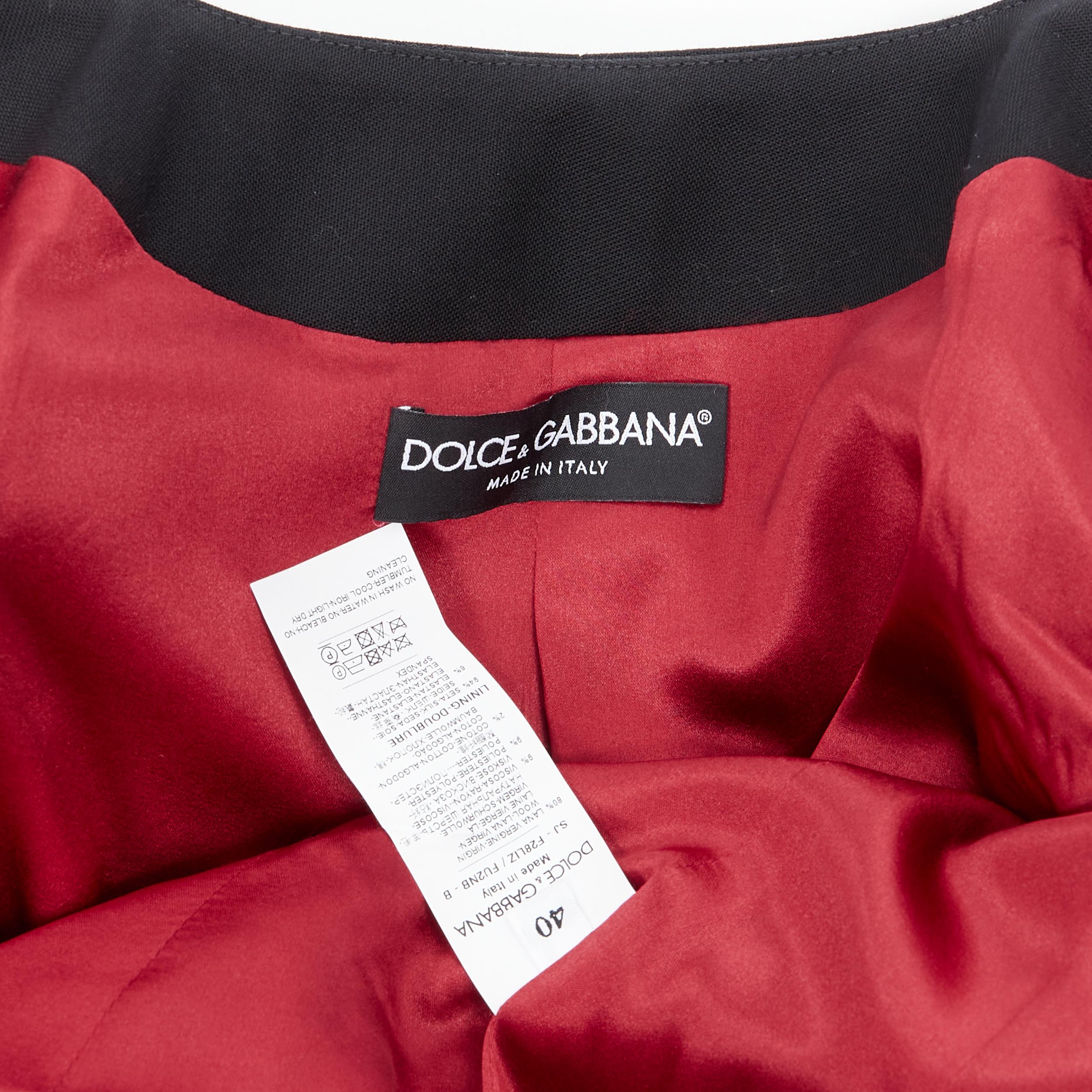 pasarela DOLCE GABBANA lana negra oro rojo terciopelo broche querubín blazer con cinturón IT40 7