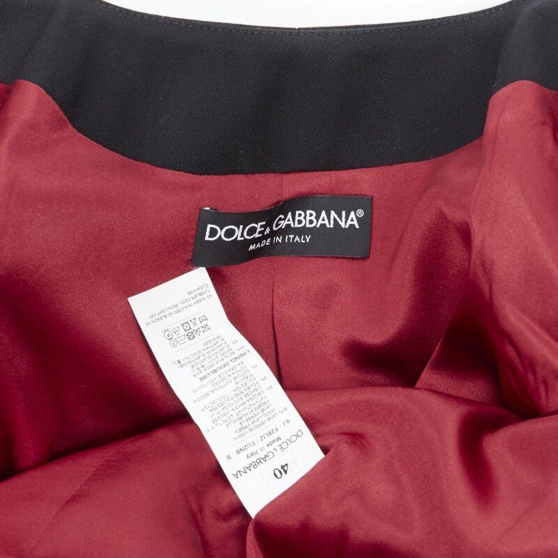DOLCE GABBANA - Blazer à ceinture chérubin en laine noire et velours rouge doré avec broche, défilé IT40 en vente 7