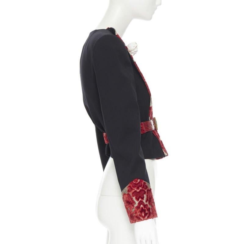 DOLCE GABBANA - Blazer à ceinture chérubin en laine noire et velours rouge doré avec broche, défilé IT40 Pour femmes en vente