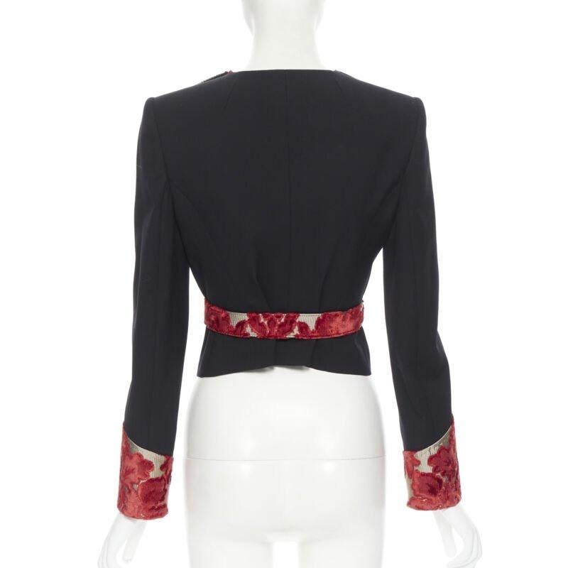 DOLCE GABBANA - Blazer à ceinture chérubin en laine noire et velours rouge doré avec broche, défilé IT40 en vente 1