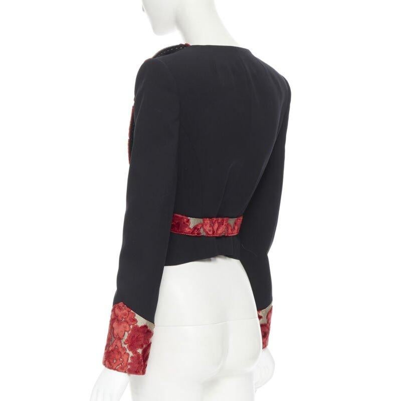 DOLCE GABBANA - Blazer à ceinture chérubin en laine noire et velours rouge doré avec broche, défilé IT40 en vente 2