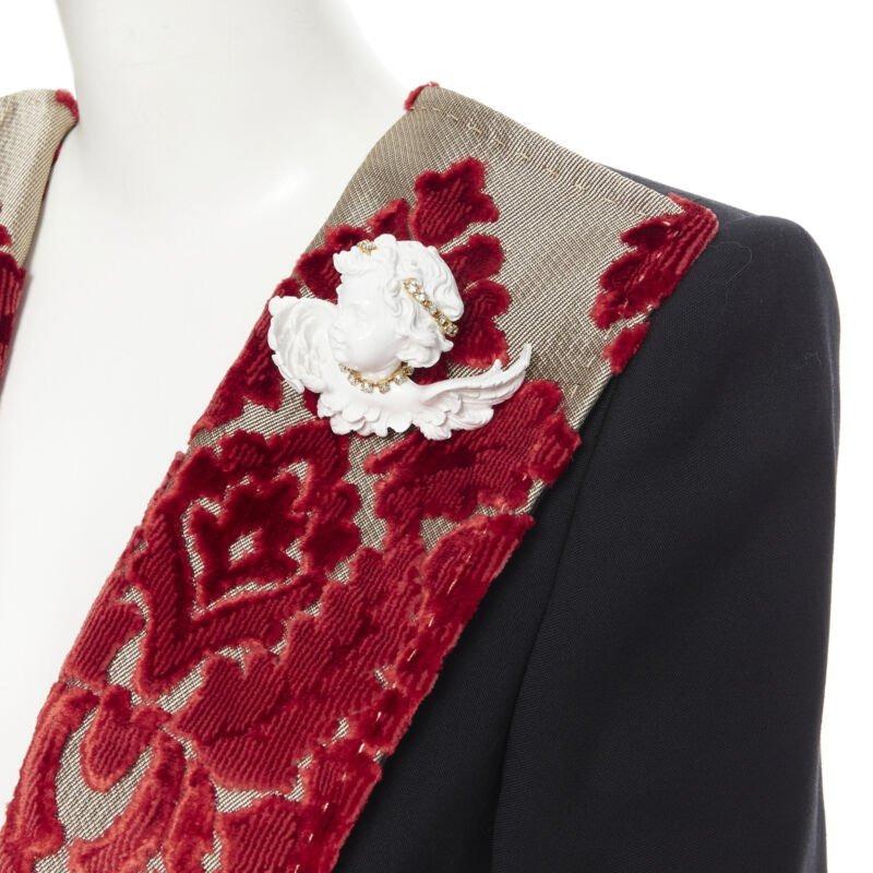 DOLCE GABBANA - Blazer à ceinture chérubin en laine noire et velours rouge doré avec broche, défilé IT40 en vente 3