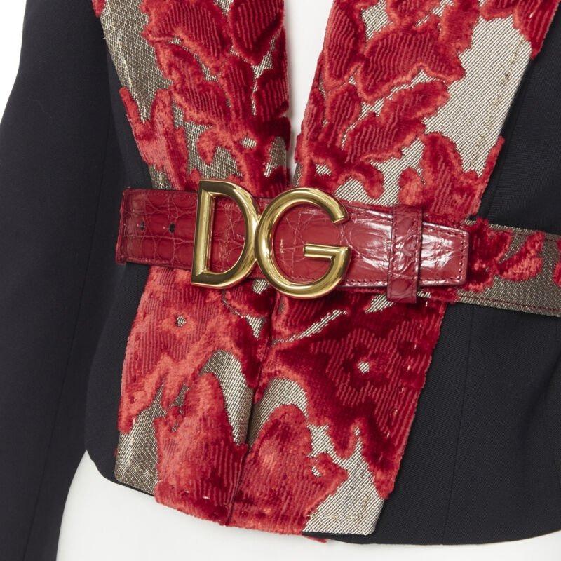 DOLCE GABBANA - Blazer à ceinture chérubin en laine noire et velours rouge doré avec broche, défilé IT40 en vente 4