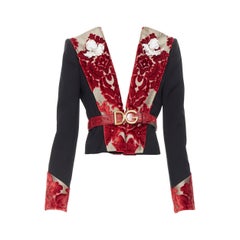 pasarela DOLCE GABBANA lana negra oro rojo terciopelo broche querubín blazer con cinturón IT40
