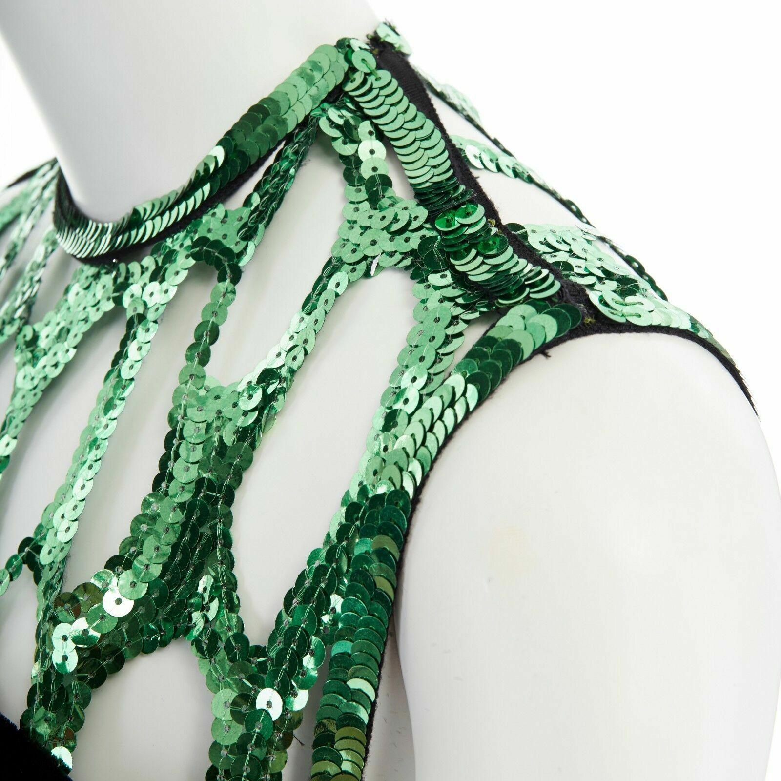runway DRIES VAN NOTEN Drylle green sequins grid yoke black velvet gown dress S
DRIES VAN NOTEN
Drylle gown. Green sequins embellished yoke. 
Round neckline. Sleeveless. Black velvet gown. 
Low draped back. Full length ball gown. 
Trained hem. Fully