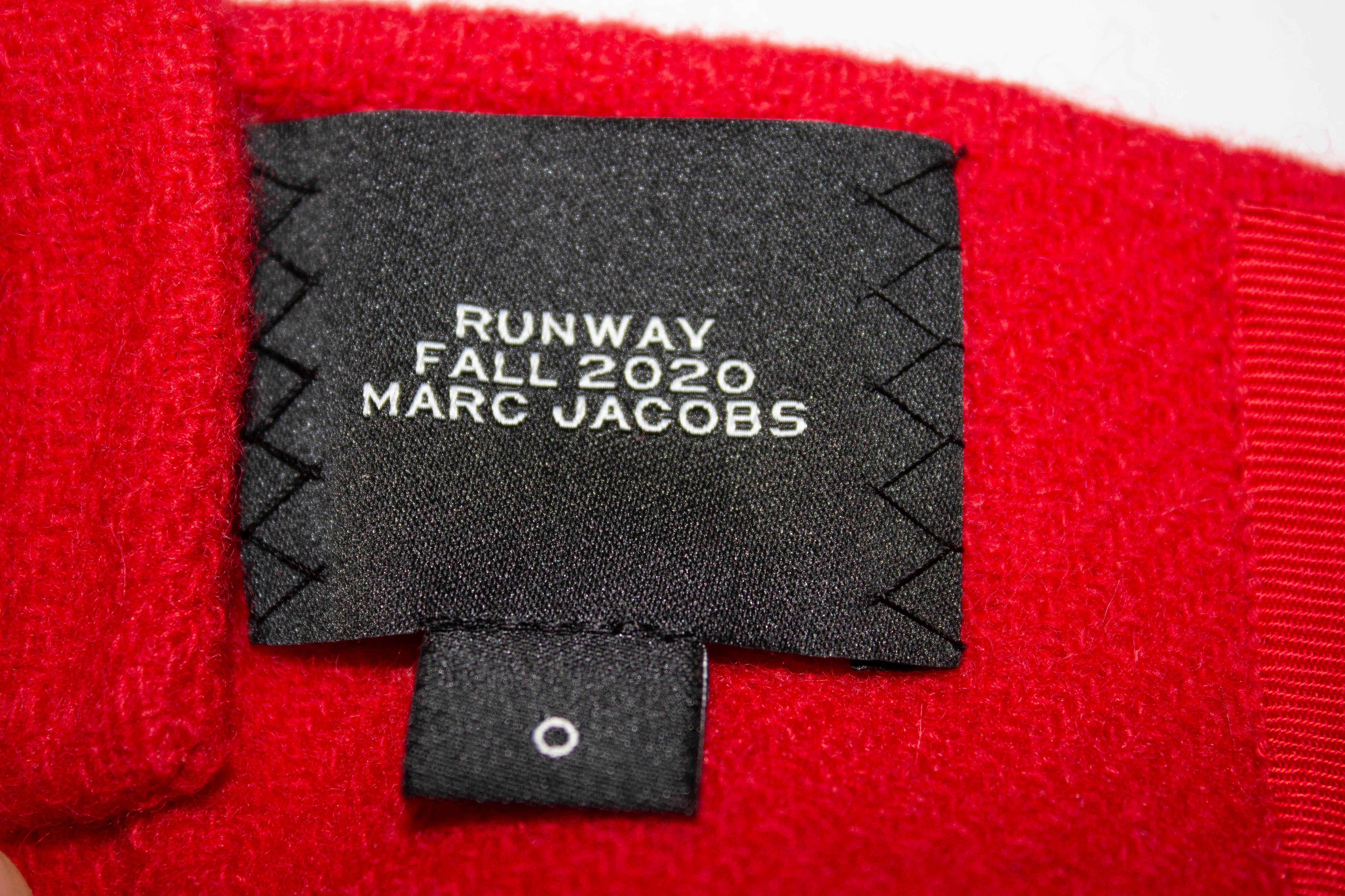 Un top chic pour l'automne par Marc Jacobs  Dans une laine rouge, le  le haut est de taille 0 et se ferme par des crochets et des œillets. Mesures : Poitrine 33'', longueur 13''