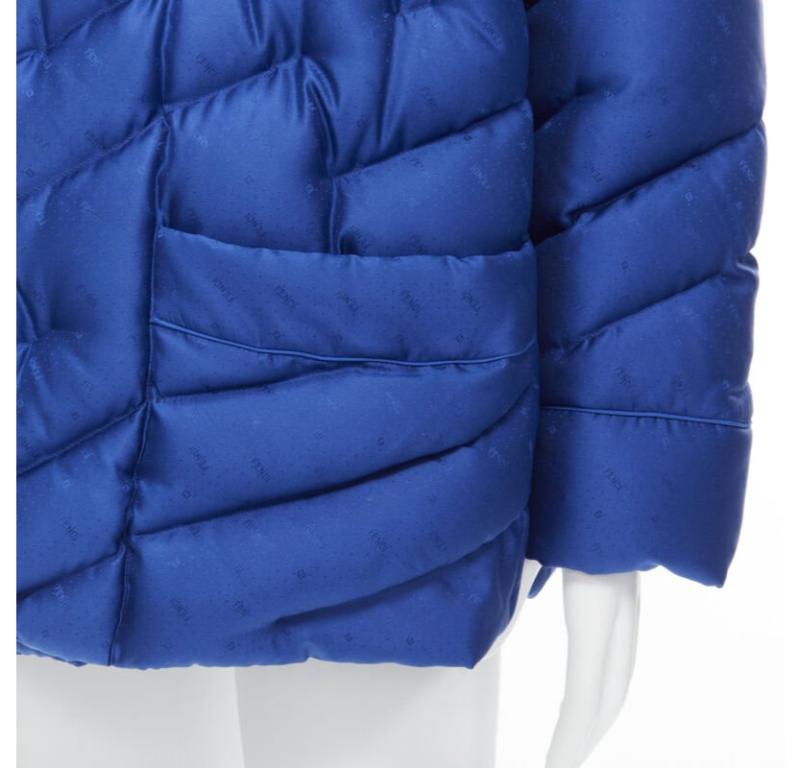 Veste de défilé FENDI 2021 Runway 100 % soie bleue avec logo en daim IT48 M
Référence : TGAS/C00744
Marque : Fendi
Modèle : DW1078 AGYZ F0UV4
Collectional : Automne Hiver 2021 - Défilé
Matière : Soie, duvet
Couleur : Bleu
Modèle :