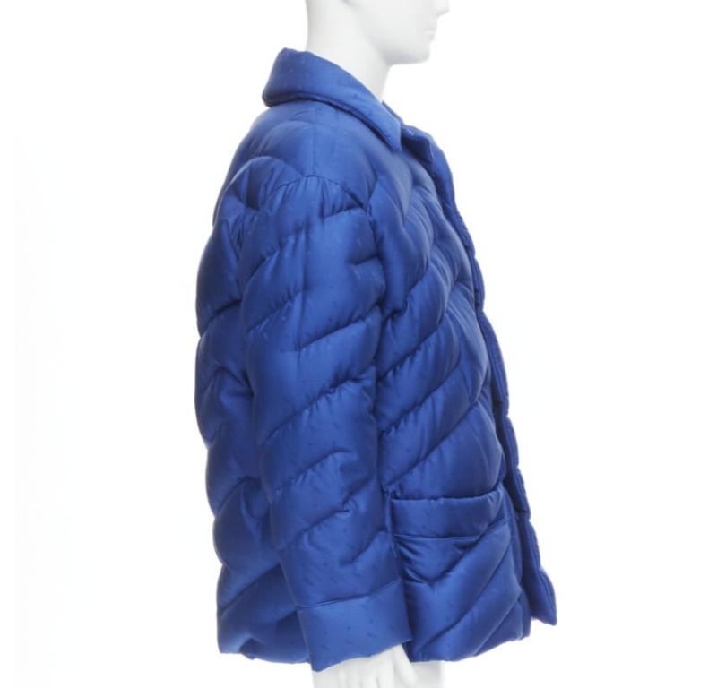 Veste de défilé FENDI 2021 Runway 100 % soie bleue avec logo en daim IT48 M Excellent état - En vente à Hong Kong, NT