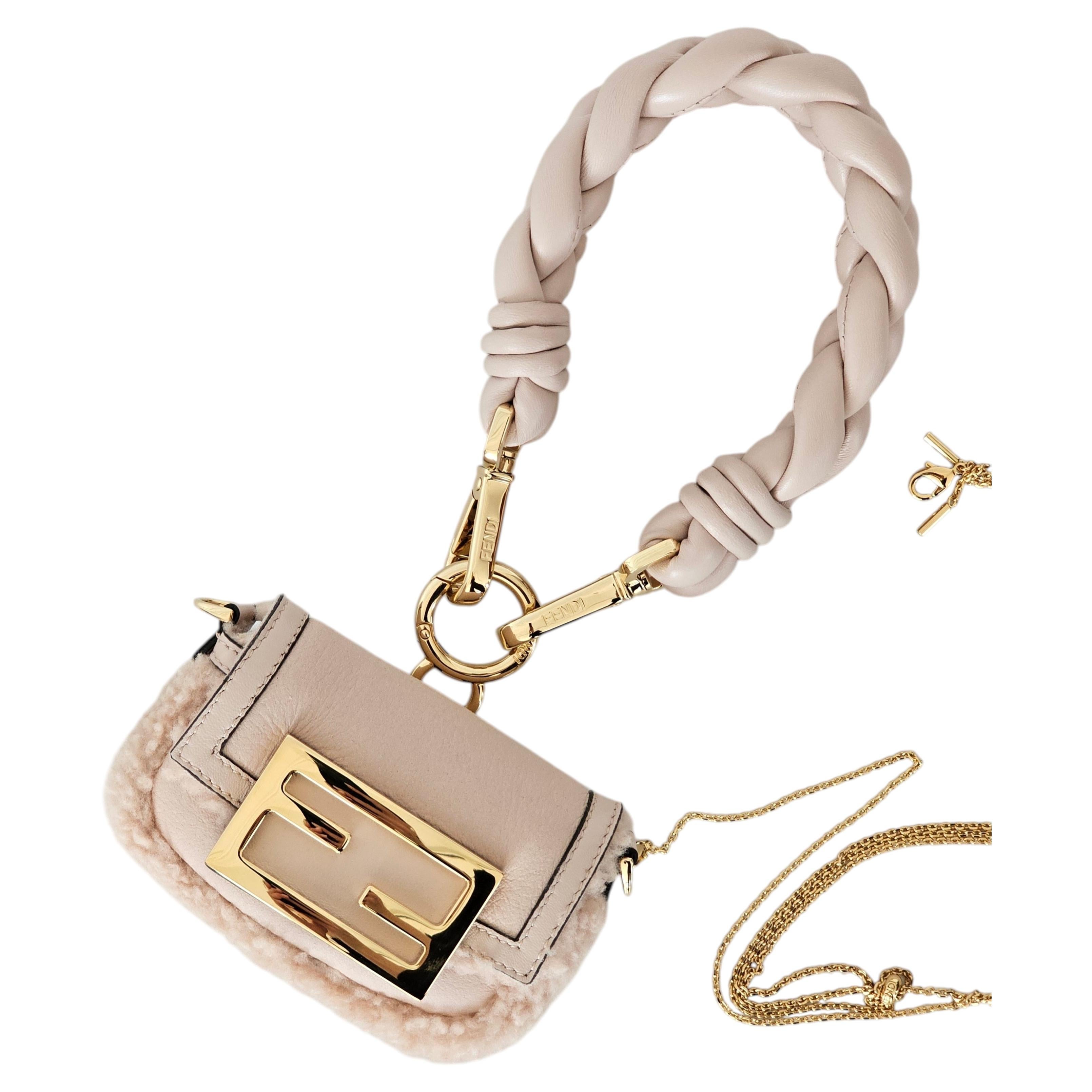 Borsa Fendi Nano Baguette Charm in shearling rosa cipria da passerella, con manico maxi intrecciato in vendita