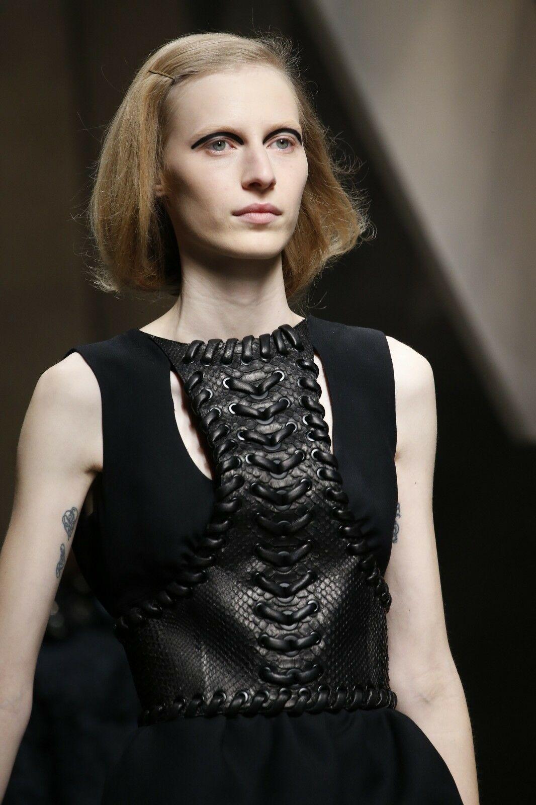 runway FENDI SS16 black leather braided edge bondage harness vest top IT40 S

FENDI
FROM THE SPRING SUMMER 2016 RUNWAY
Black leather. Thick padded wraparound braided detail along edges. 
Loop detail at front. High neck. Snap button closure at nape.