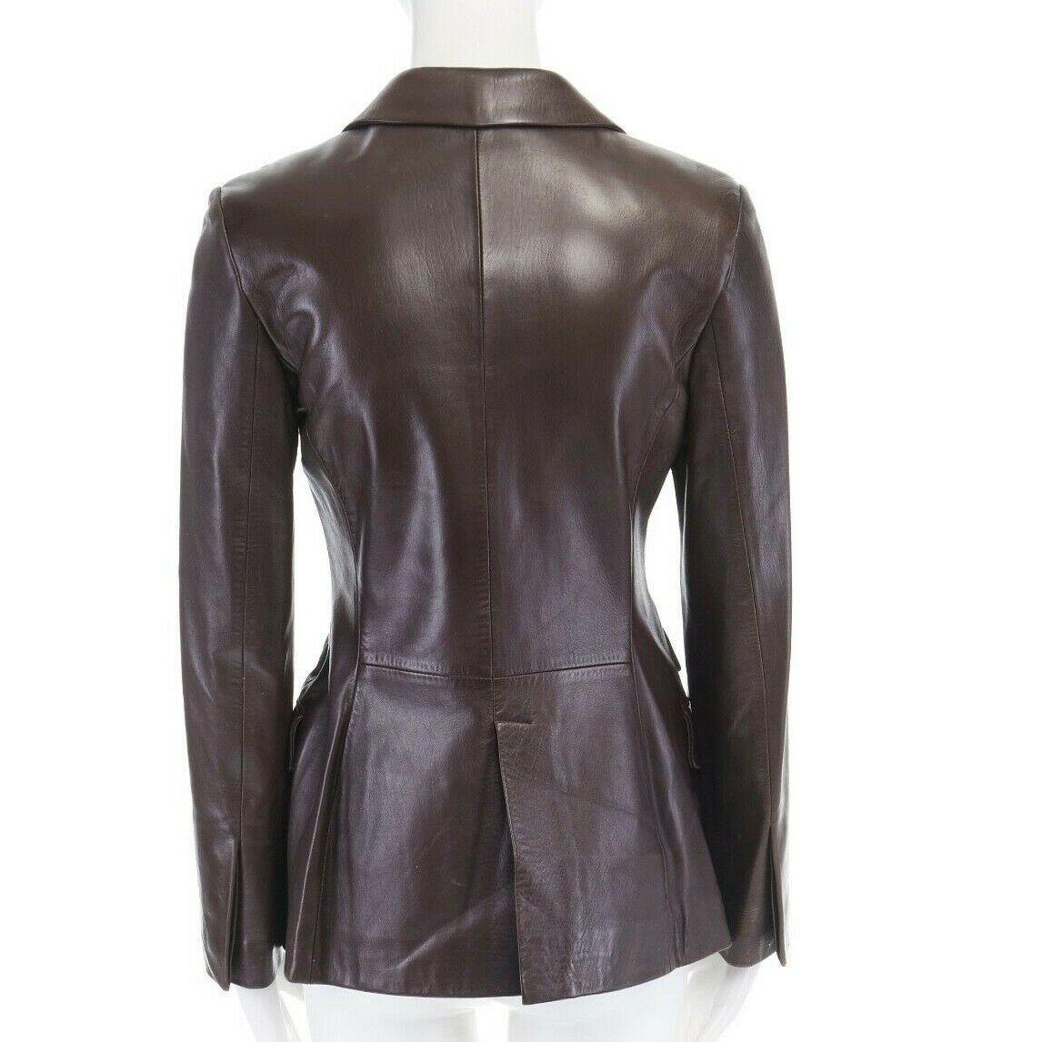 runway GUCCI TOM FORD AW96 brown leather classic blazer jacket coat IT38 US0 XS
GUCCI BY TOM FORD
FROM THE FALL WINTER 1996 RUNWAY
Dark brown leather. 
Spread nothced lapel. 3-button front closure. 3-flap pocket fronts. 
Lightly padded shoulders.